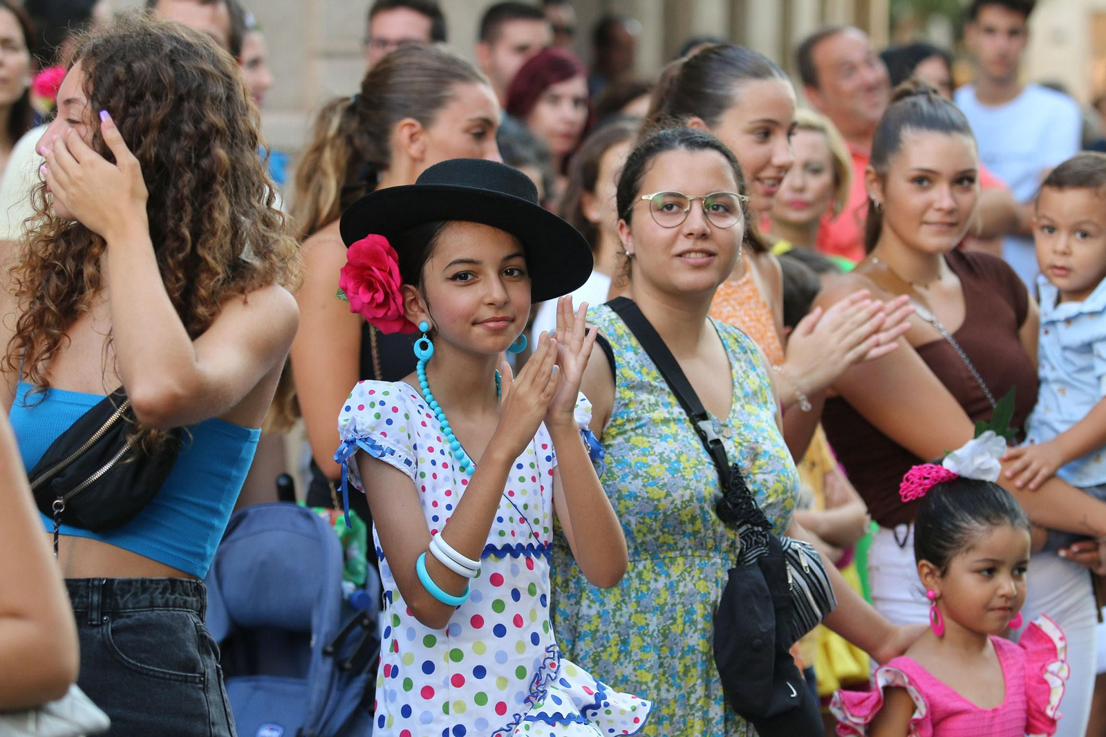 La Batalla de las Flores ha regresado inundando Almería de claveles