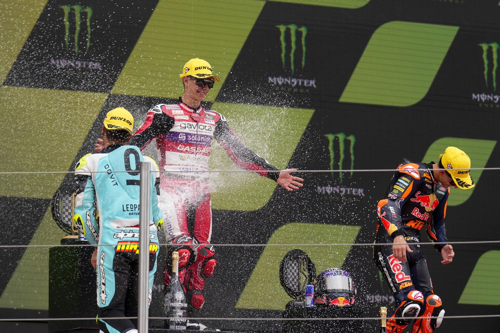 Las cariñosas fotos de Piqué, Clara Chía en el Mundial de Motos en Montmeló