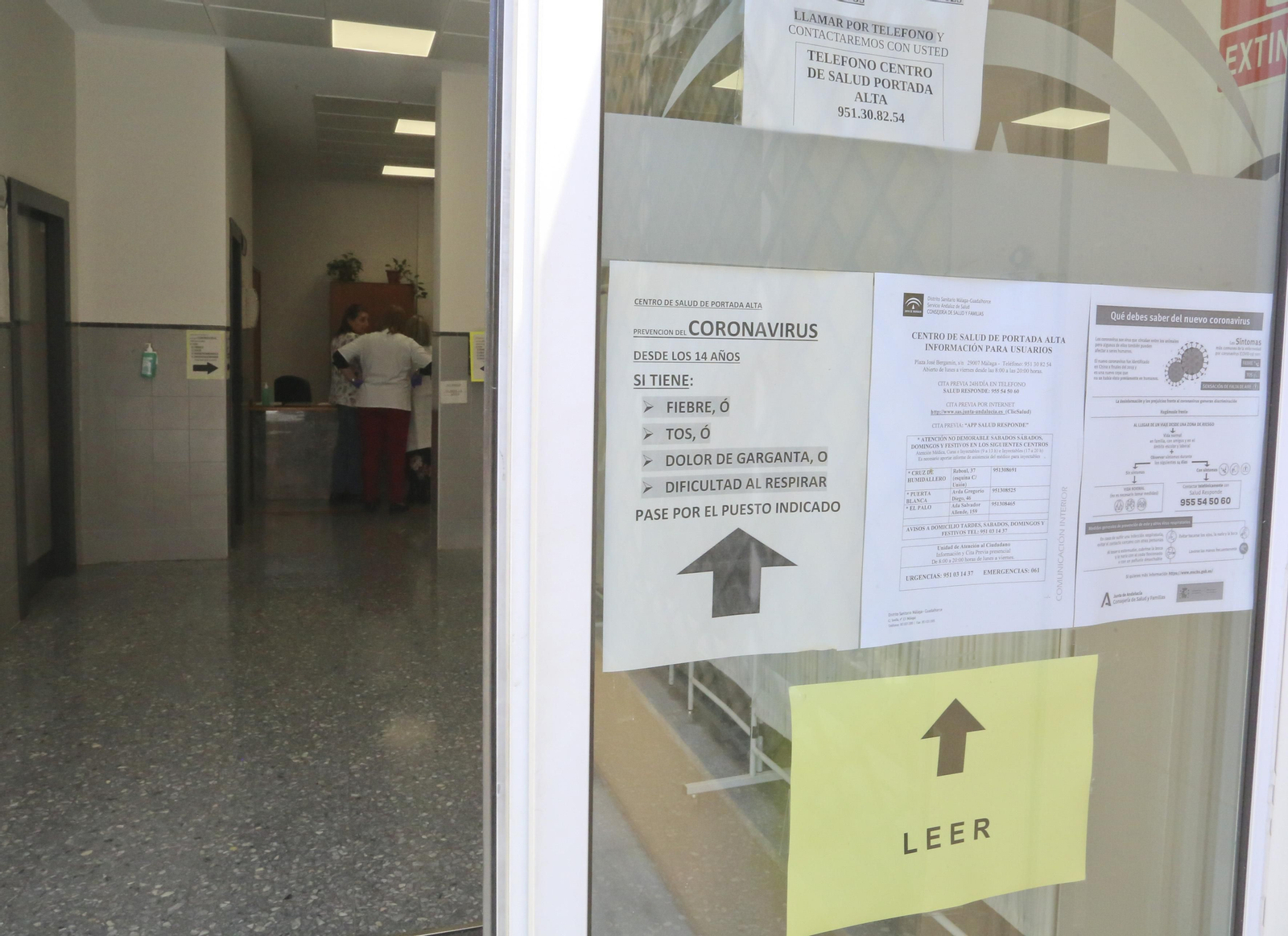 Carteles informativos sobre el coronavirus en un centro de salud de Málaga capital.