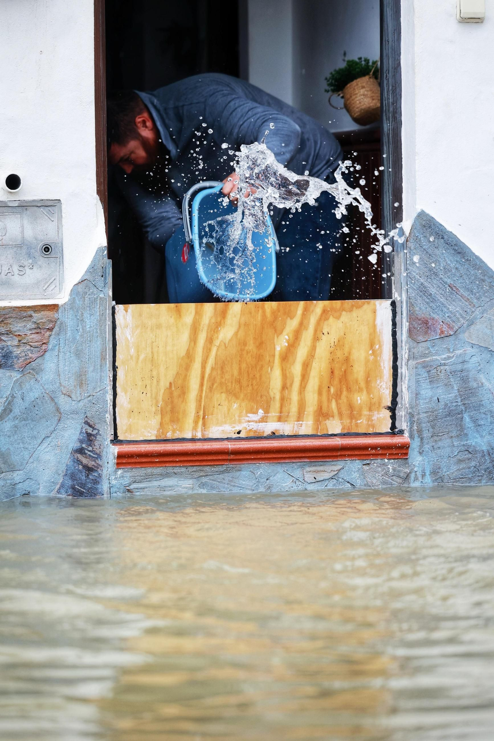 Imágenes de calles inundadas y vecinos achicando agua en San Fernando