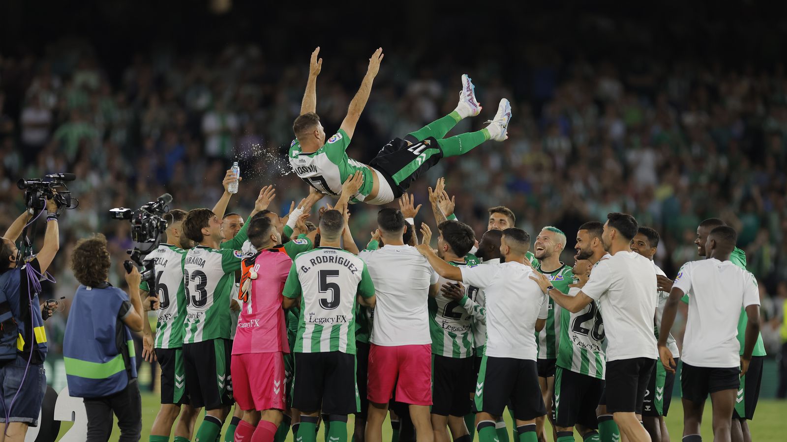 Joaquín es manteado por sus compañeros.