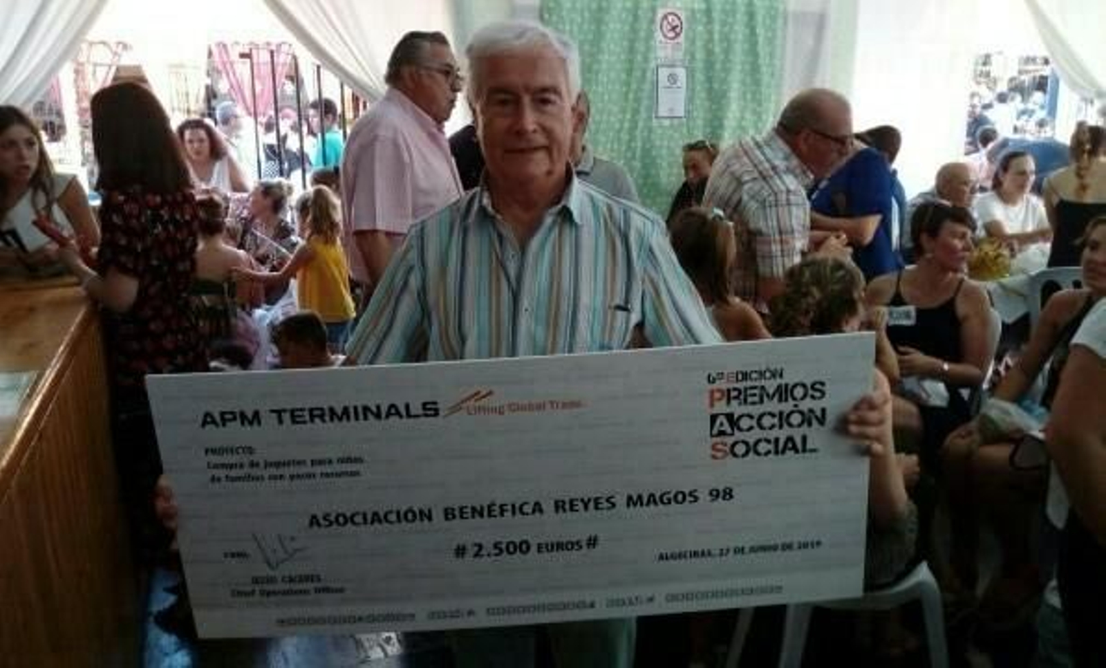 Francisco Carrascal, presidente de Reyes Magos 98, con el cheque de APM Terminals.