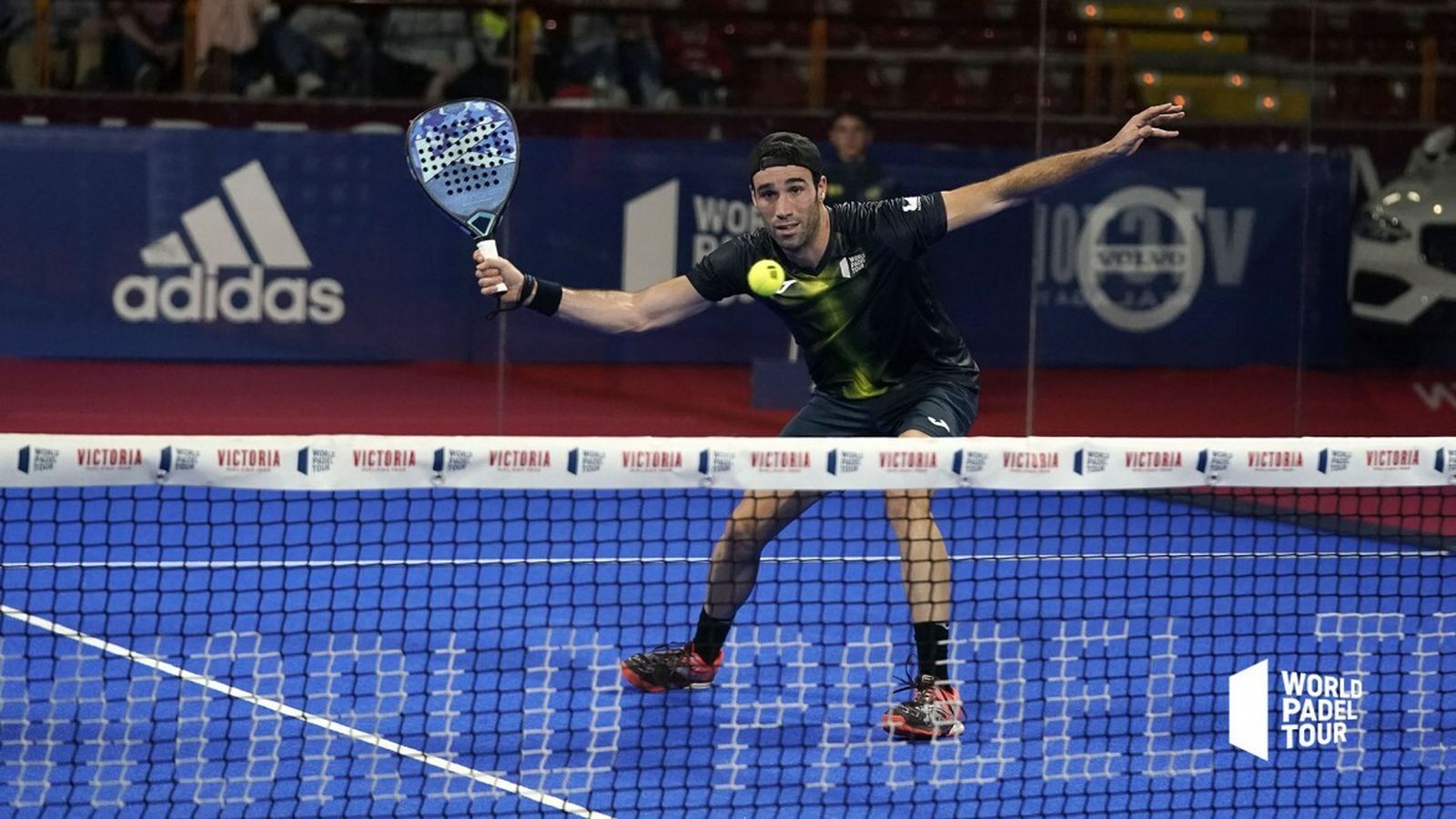 Javi Ruiz devuelve una bola en su partido de dieciseisavos de final del Córdoba Open