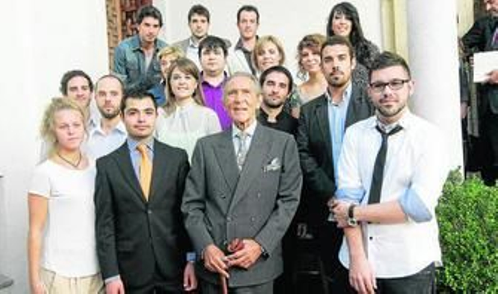 Antonio Gala, ayer, junto a los jóvenes residentes de su fundación.