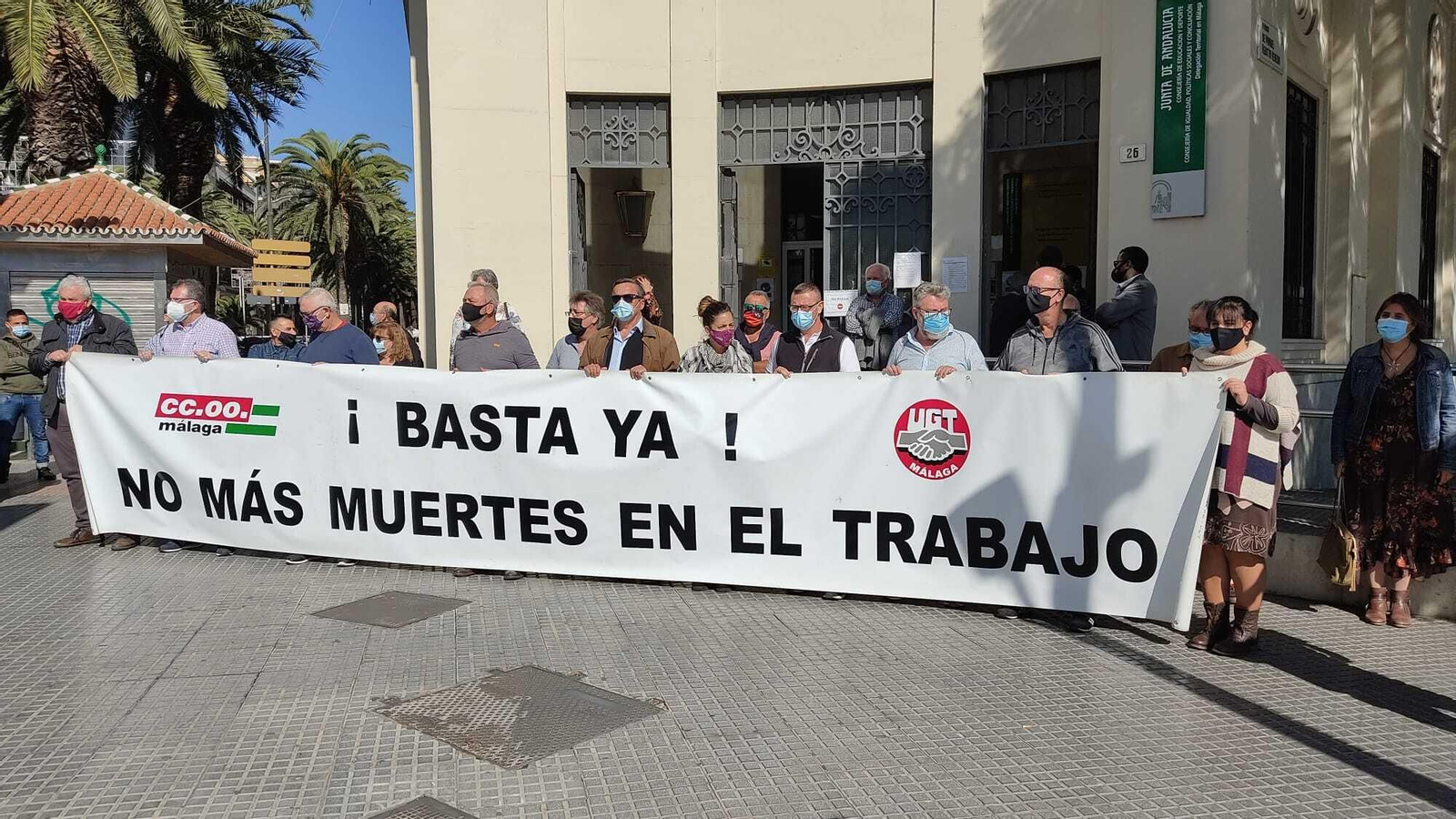 Concentración de CCOO y UGT en Málaga en protesta por uno de los accidentes laborales mortales en la provincia.
