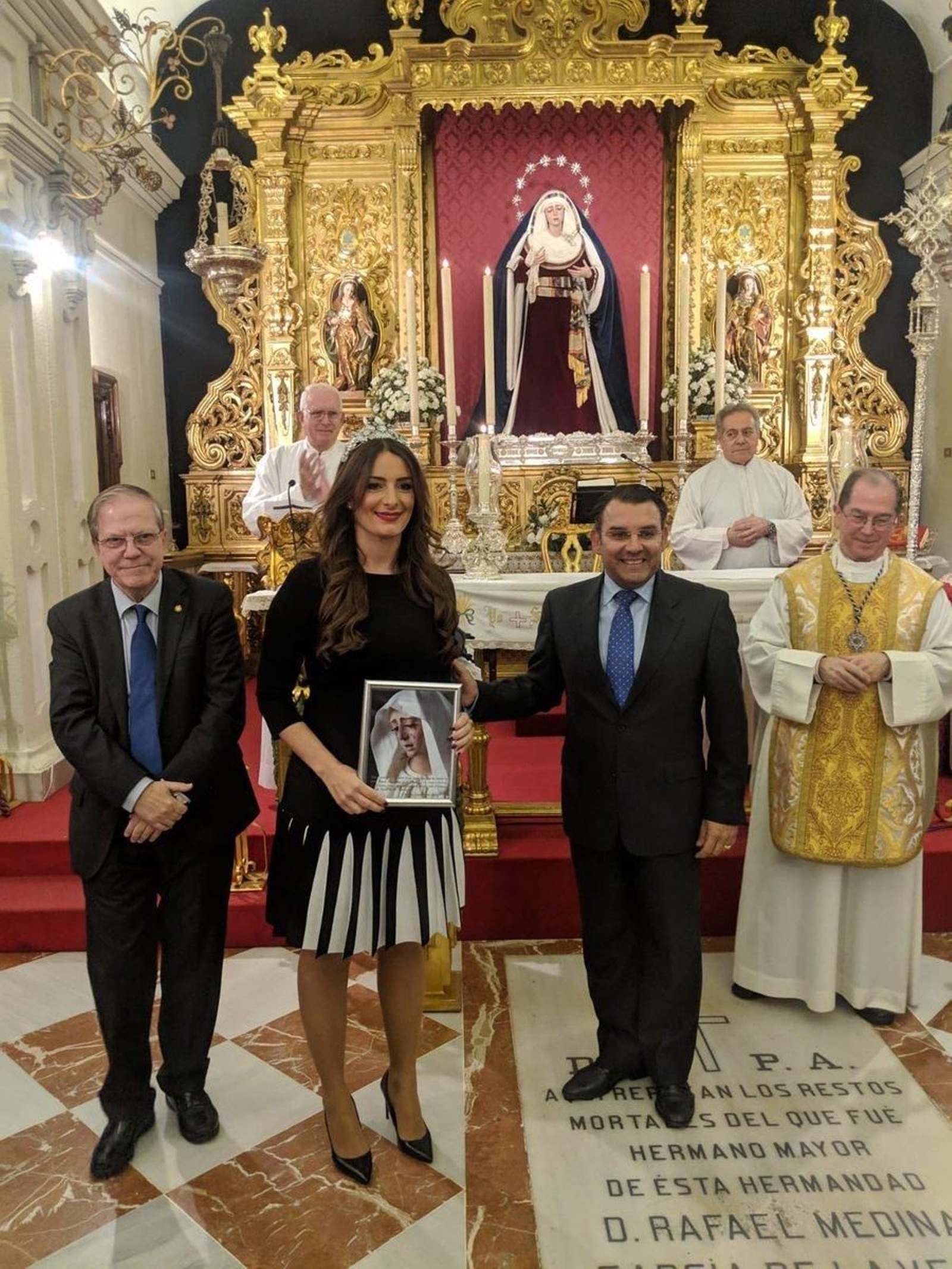 La 'estrella' de este año, con su tiara ante la Virgen de la Estrella.