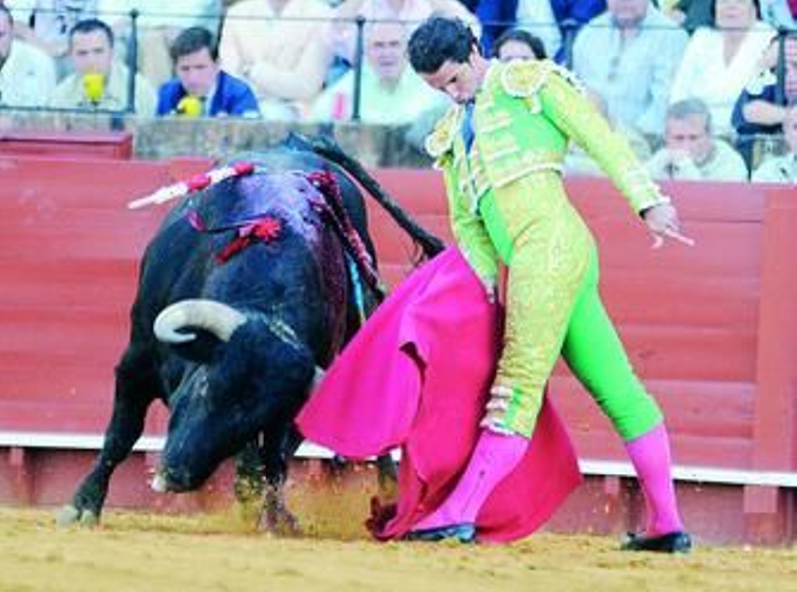 Luis Vilches, en un trincherazo con el que cerró su preciosa apertura de la faena de muleta al quinto toro.
