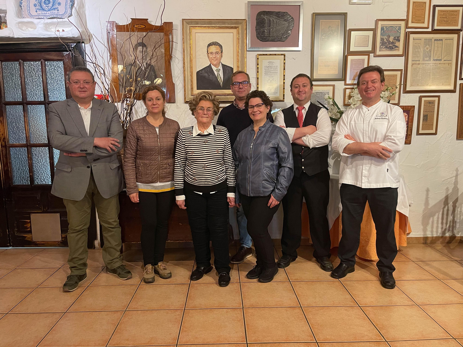 Manola Baraza junto a sus hijos en el comedor de la Terraza Carmona.