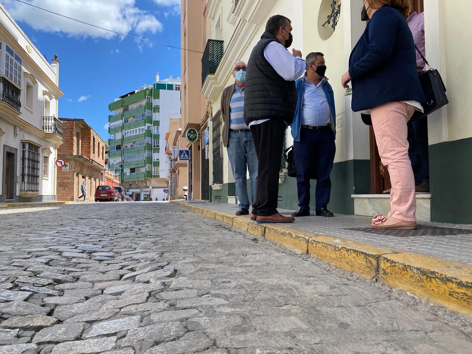 Concejales del PP, con los vecinos de la calle Ruiz Marcet.