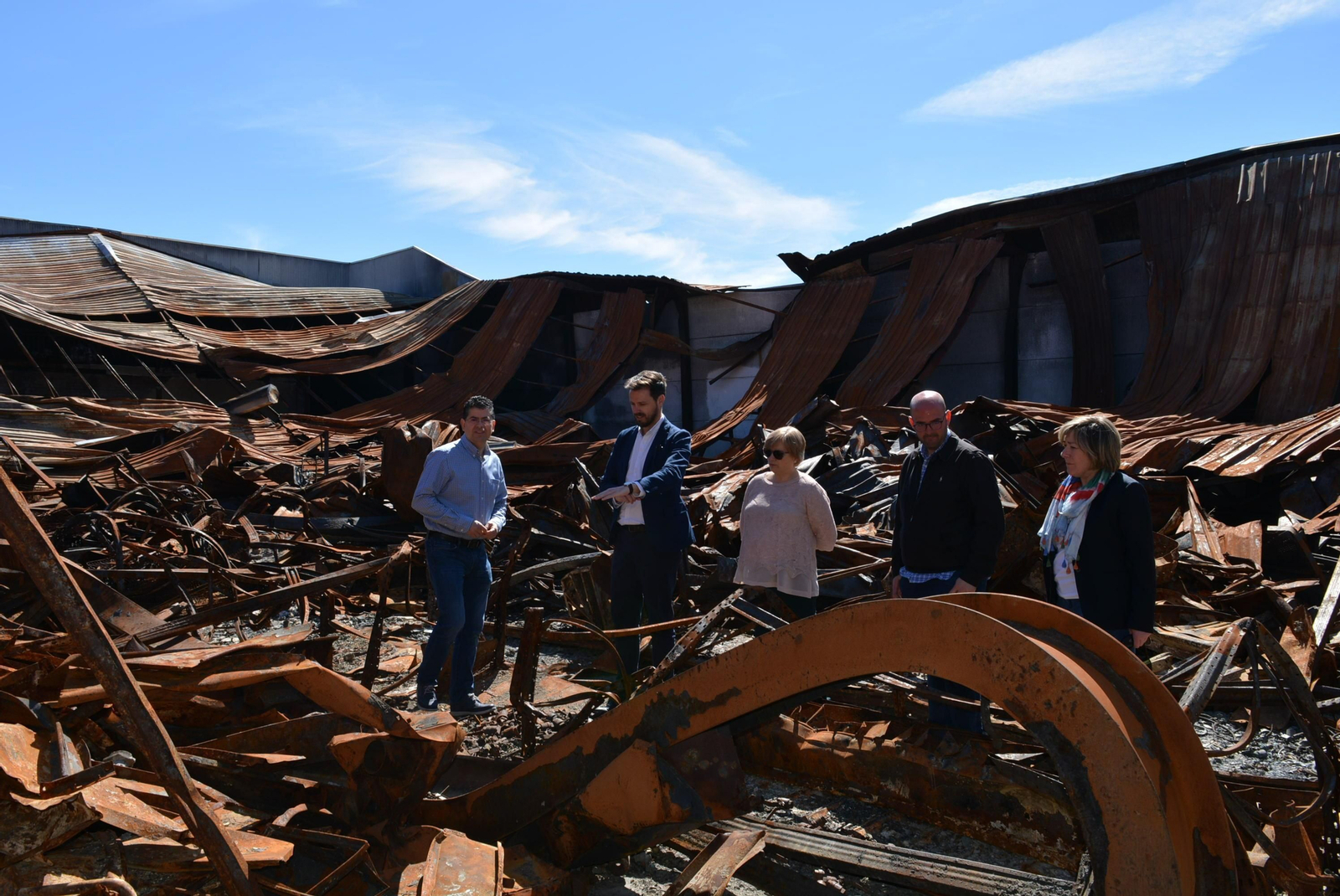 Los hierros de la nave se retorcieron por el efecto de las llamas.
