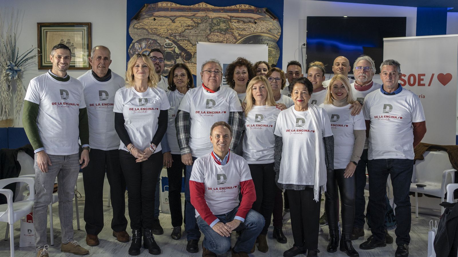 El candidato socialista y parte de su candidatura, en su sede.
