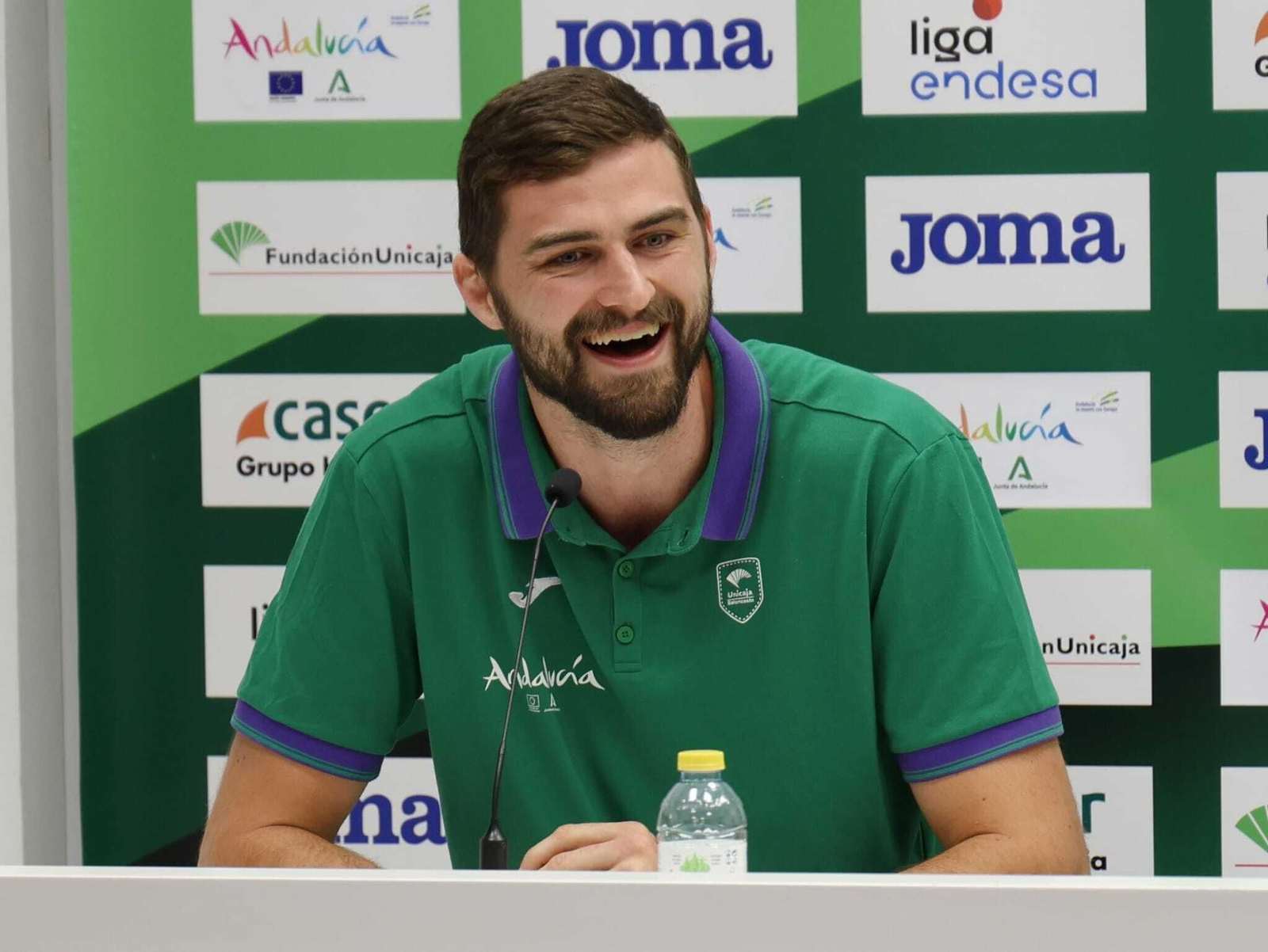 David Kravish sonríe en rueda de prensa. David Kravish sonríe en rueda de prensa.
