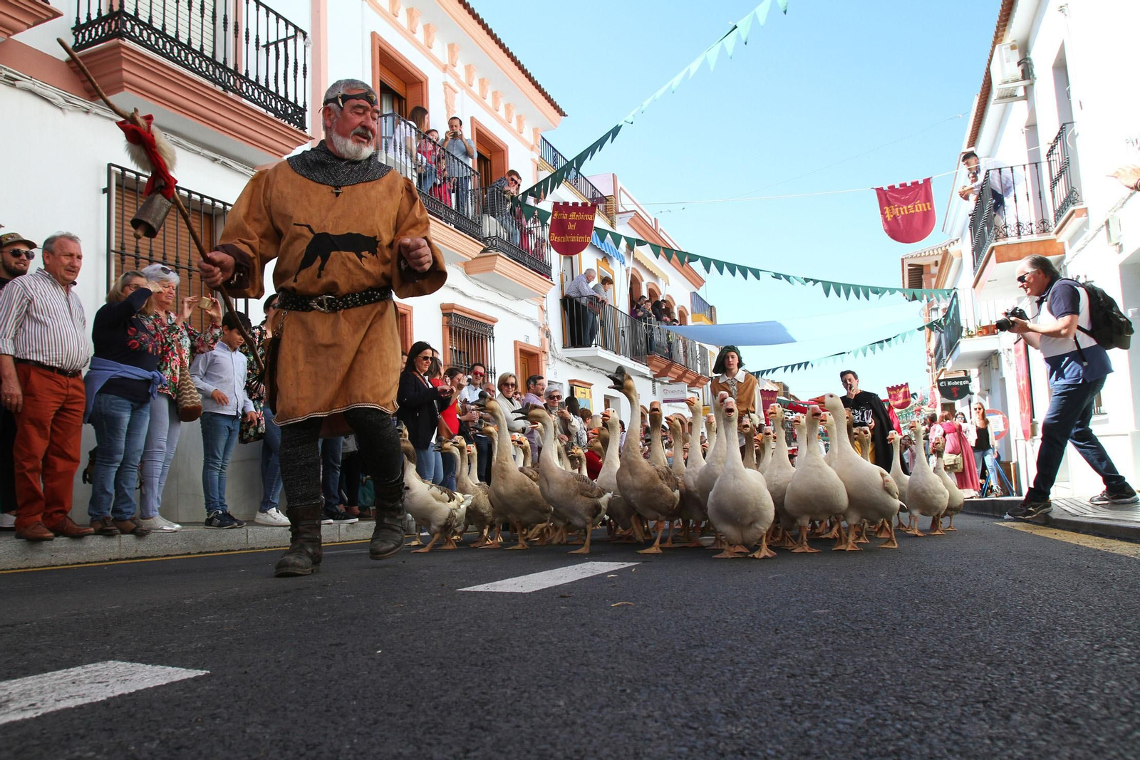 Imágenes del desfile de la XIX Feria Medieval del Descubrimiento, en Palos de la Frontera