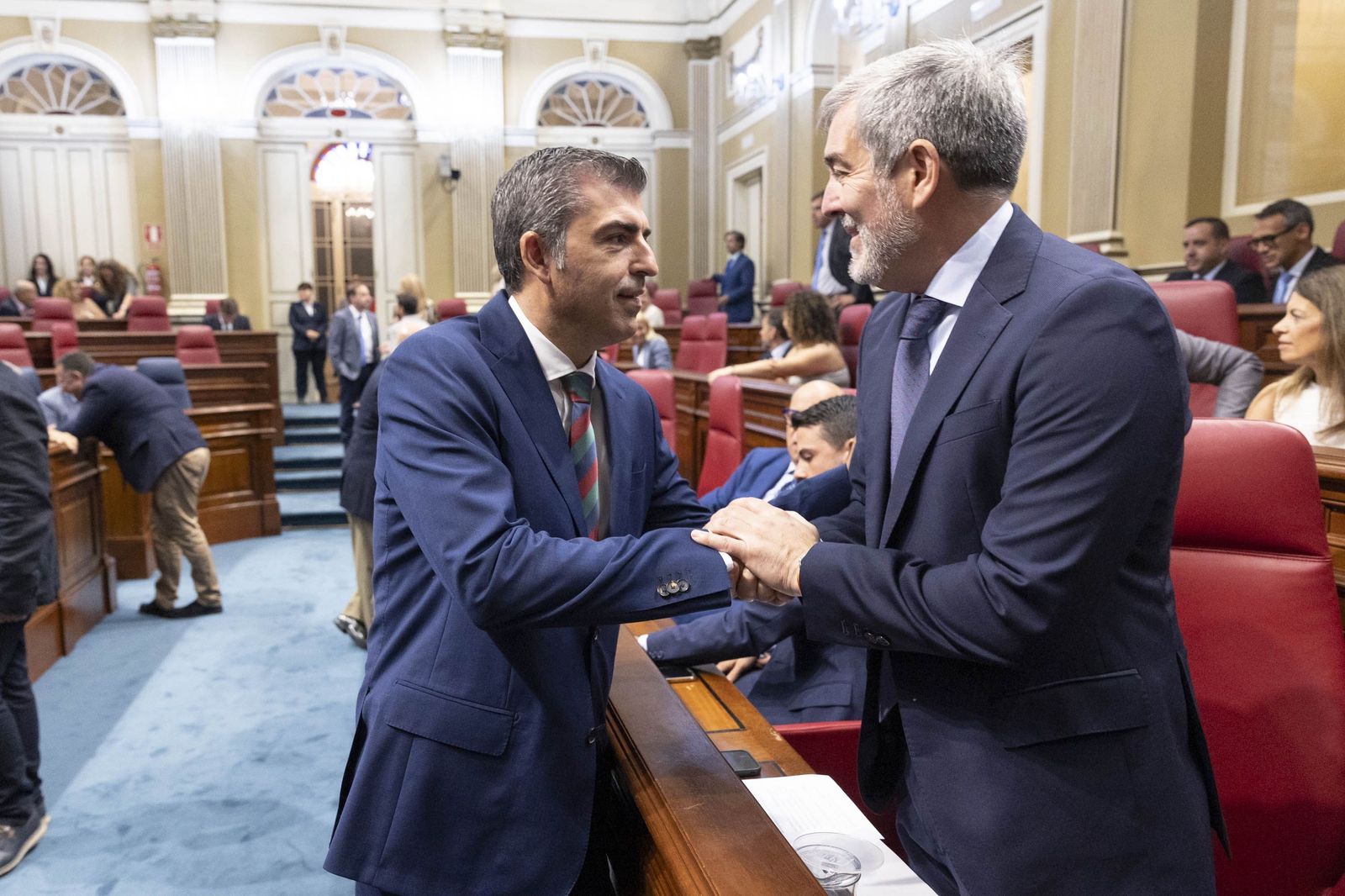 Fernando Clavijo, a la derecha, saluda a Manuel Domínguez en el debate de investidura del Gobierno de Canarias.