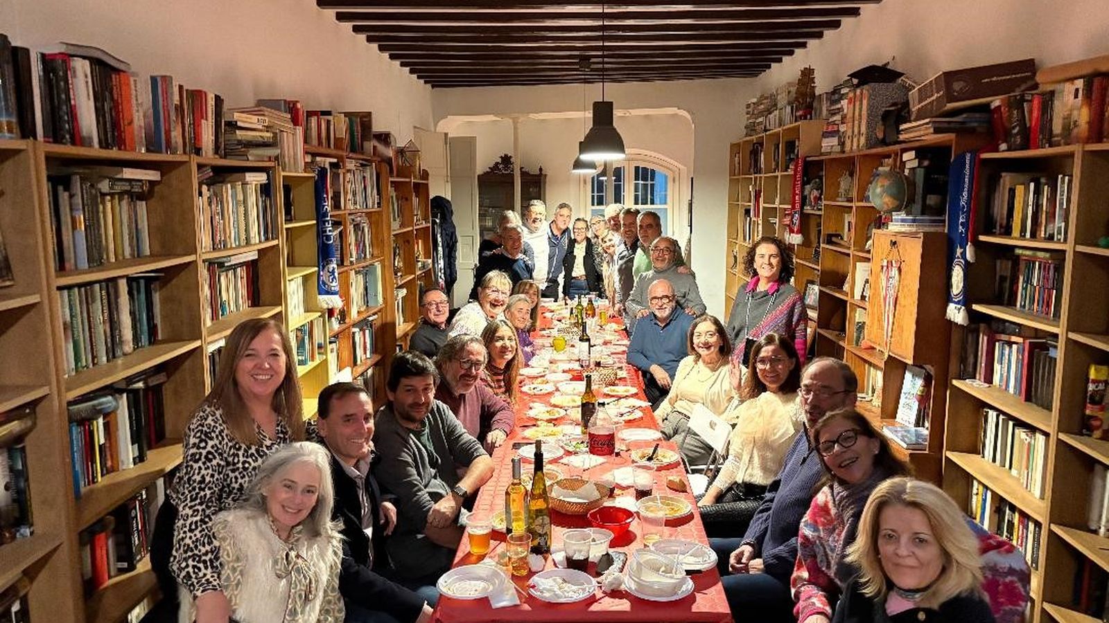 El grupo de comensales disfrutando de la tradicional Berza Navideña de Paqui Cea, entre ellos, Margarita Marqués, David Doña, Inmaculada Galvín, Fabián Santana, Salvador Celada, Taite Cortés y Tily Santiago.