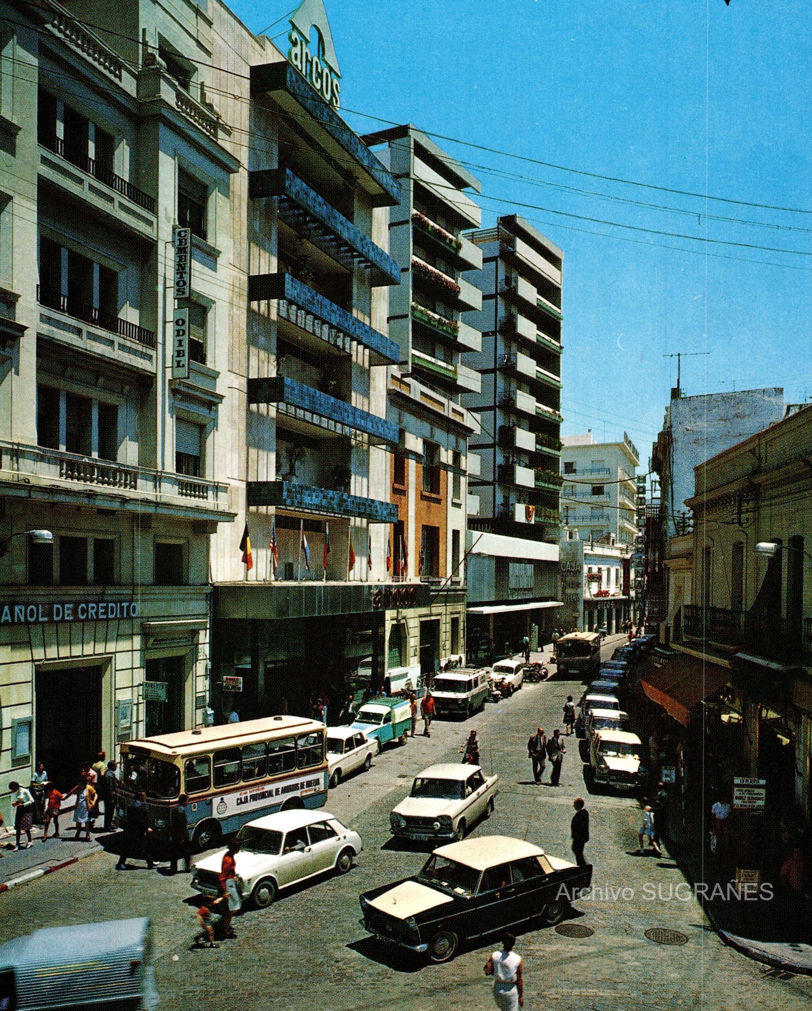 La Placeta era continuación del trazado para vehículos de la Gran Vía que llegaba hasta la Plaza Doce de Octubre, hoy todo es peatonal.