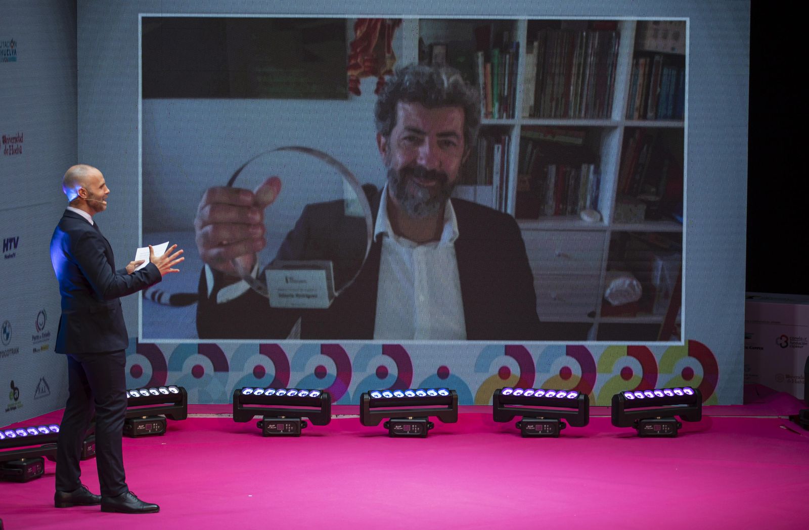 Rodríguez muestra emocionado el Premio Ciudad de Huelva