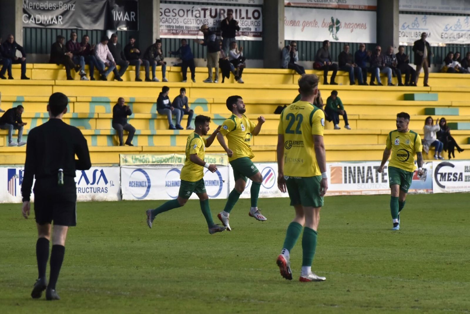 Tano celabra el gol que anotó con Los Barrios ante el Coria