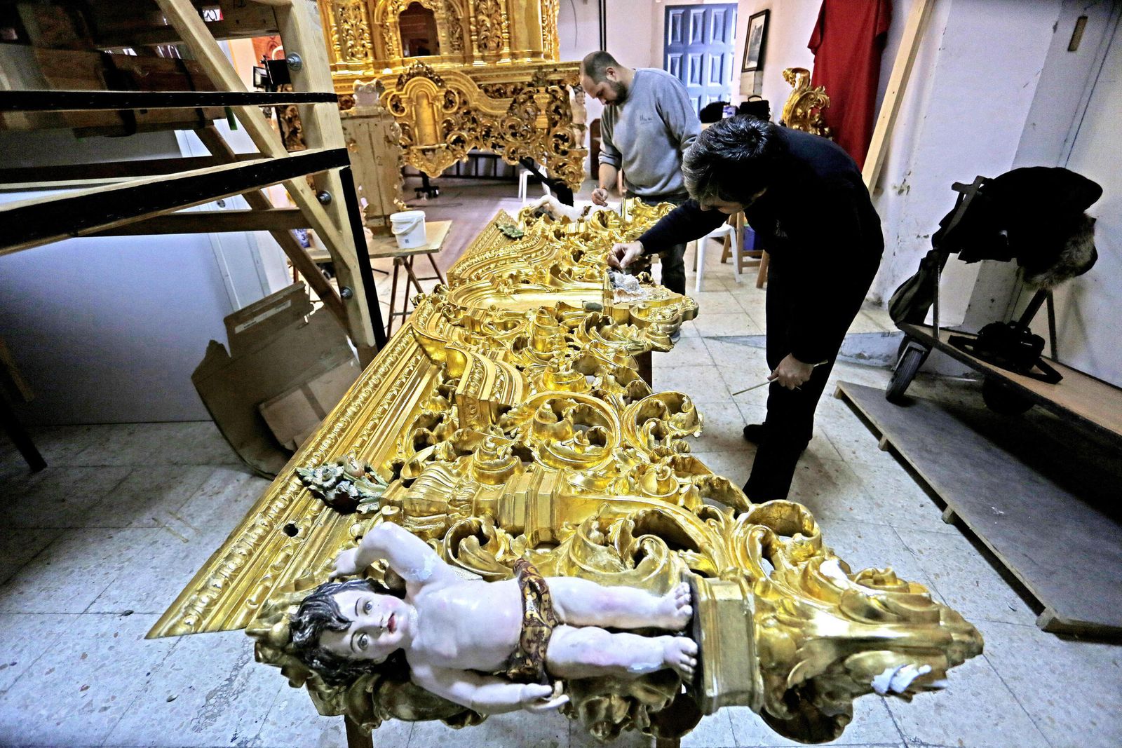 Trabajos en el paso del Descendimiento, de la hermandad de la Soledad, hace algunas semanas.