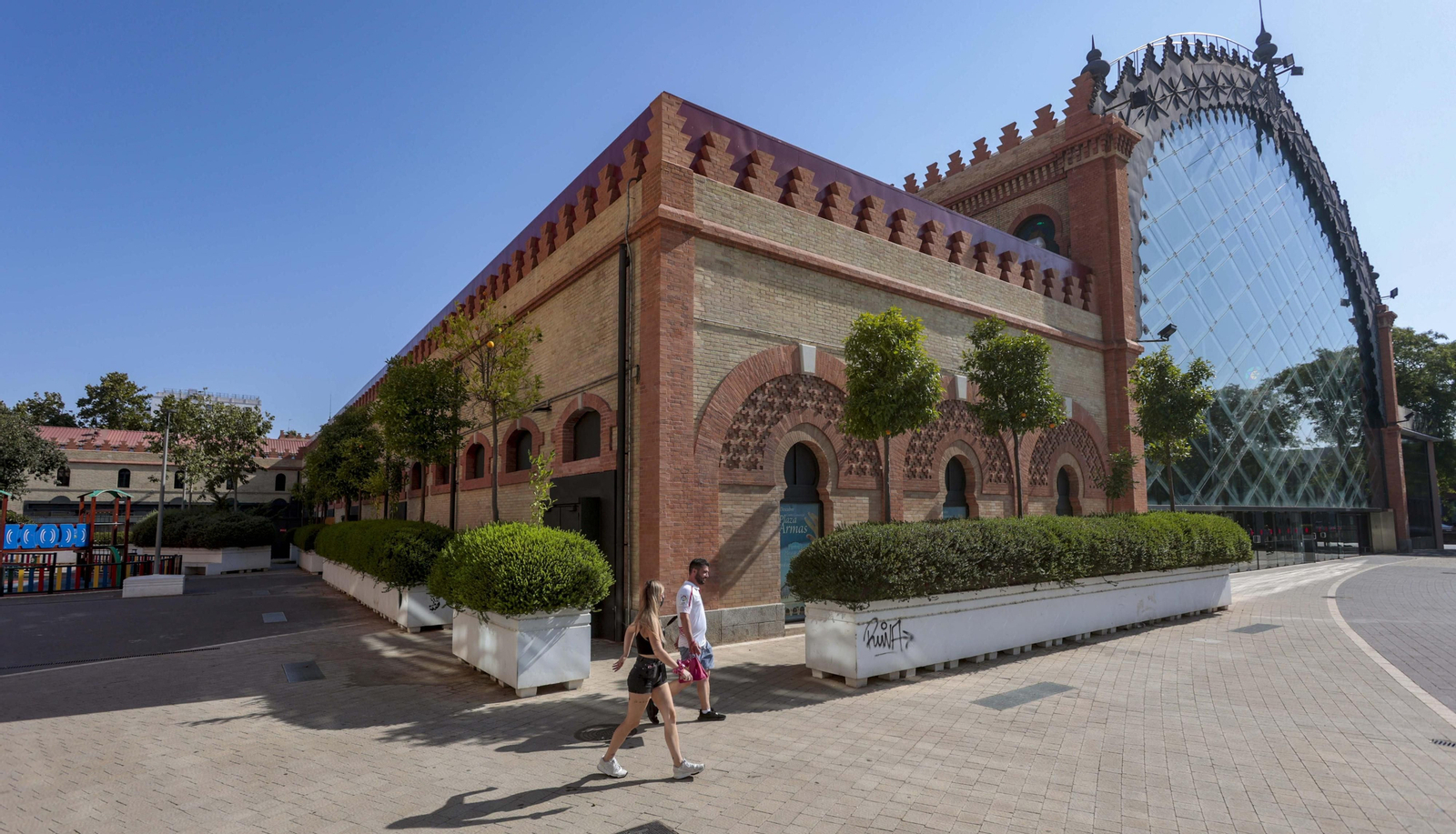 Una pareja camina por el exterior de Plaza de Armas.