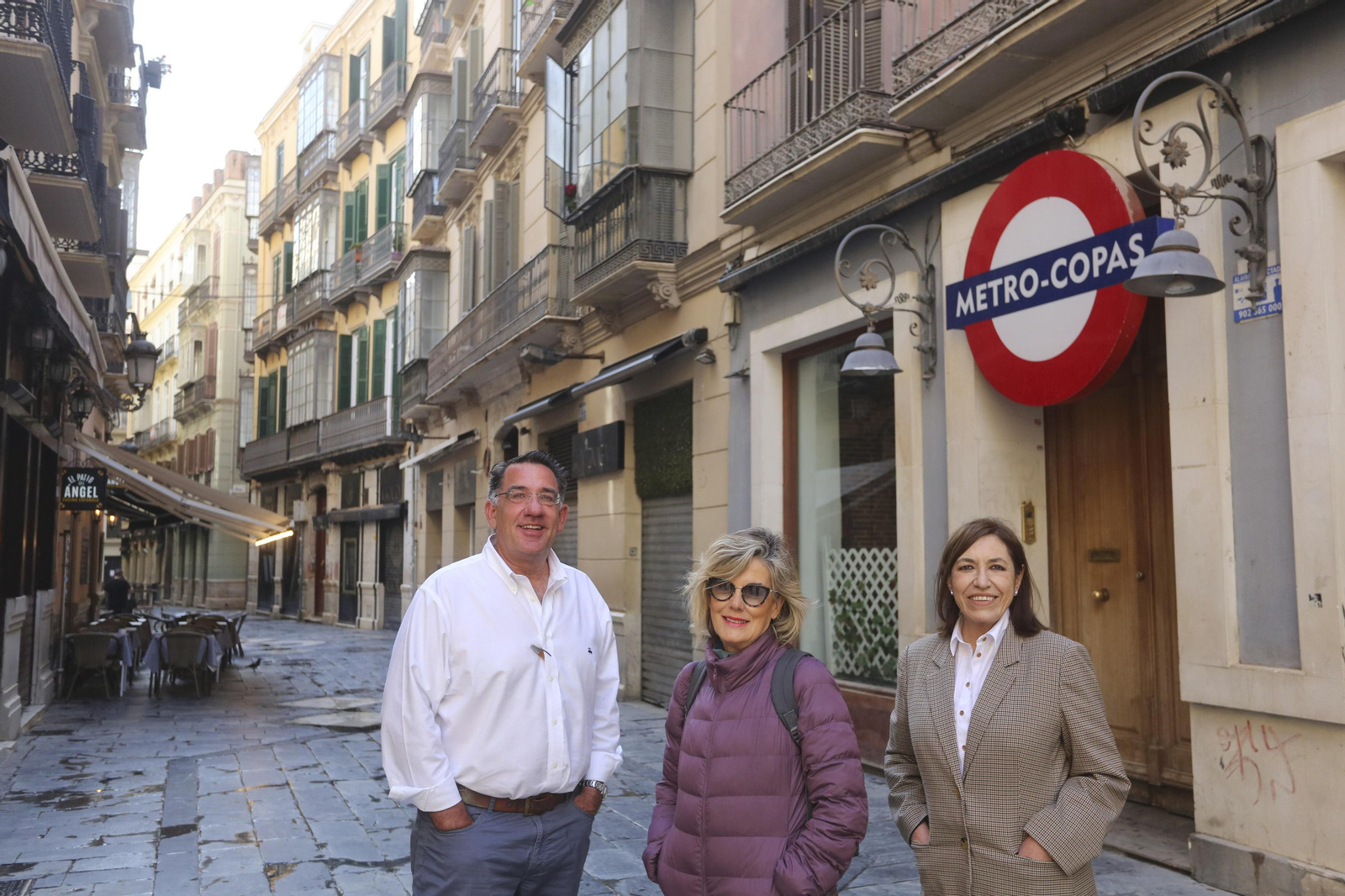 Los tres vecinos posan junto a la plaza Mitjana. Los tres vecinos posan junto a la plaza Mitjana.