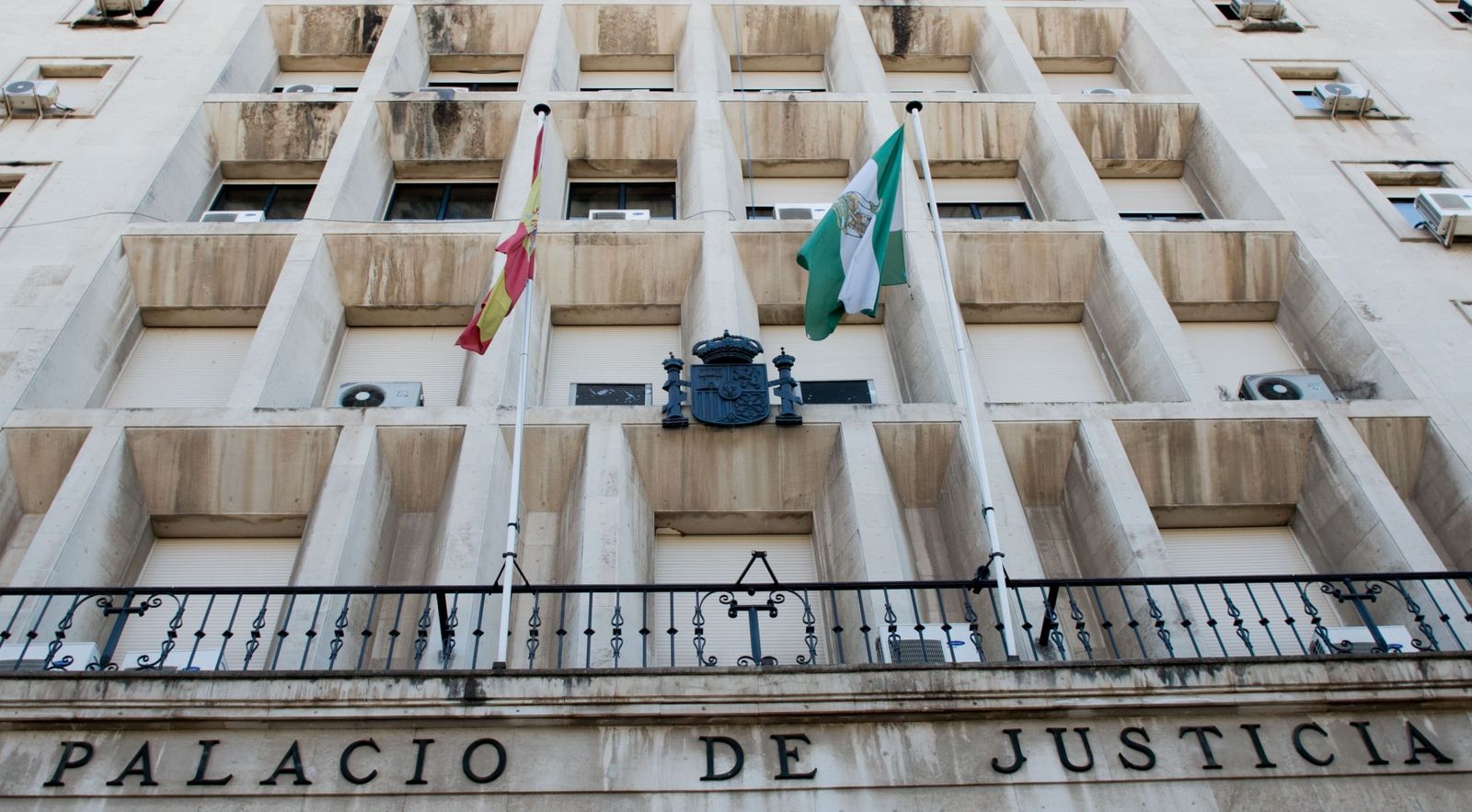 La Audiencia de Sevilla ha ratificado la multa impuesta al vecino agresivo.