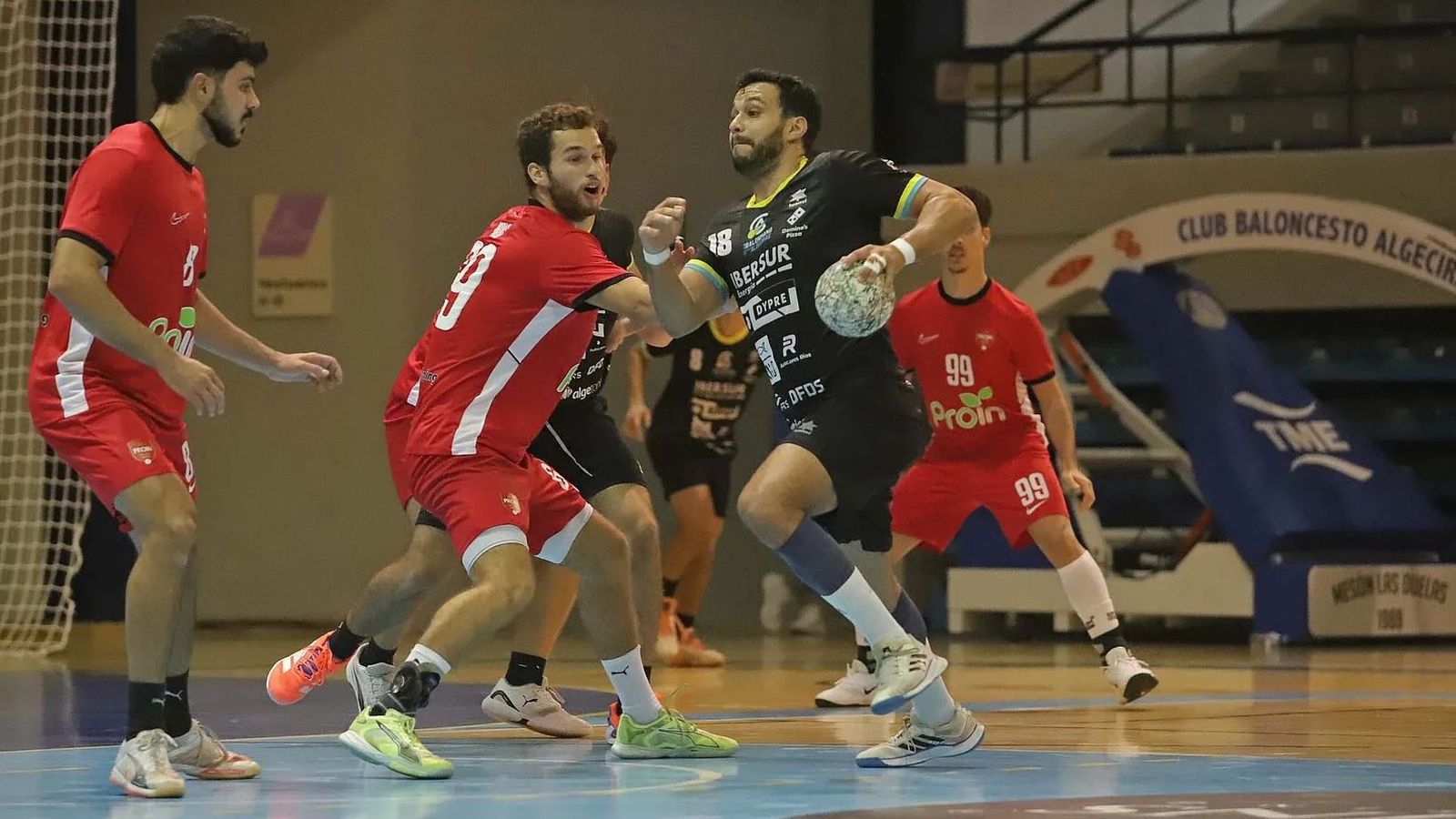 Hamsa ataca en el partido de la primera vuelta contra el Sevilla BM.