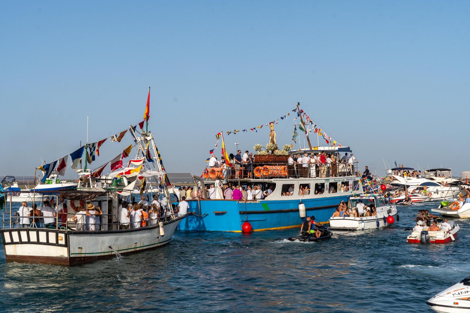 Imágenes de la Solemne Procesión marítima de la Virgen del Carmen en Punta Umbría