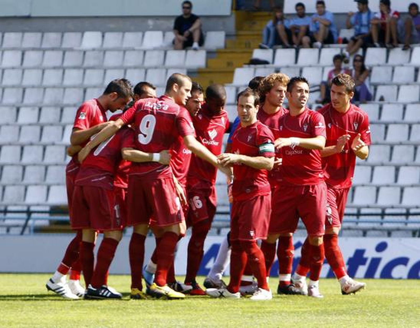 Los jugadores cordobesistas celebran el primer tanto. / Marta G. Brea