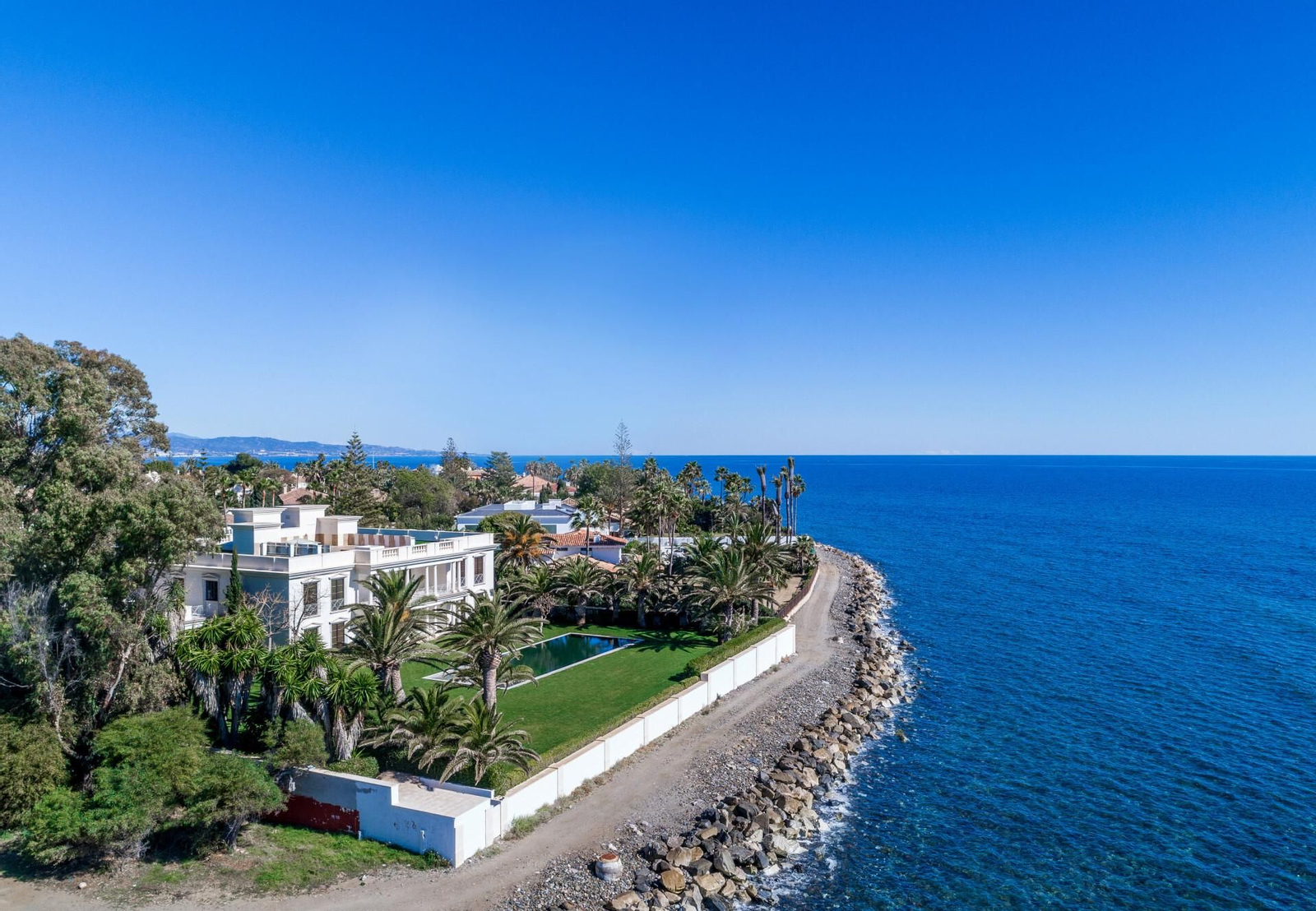 Vista general de una vivienda de lujo en la costa marbellí.