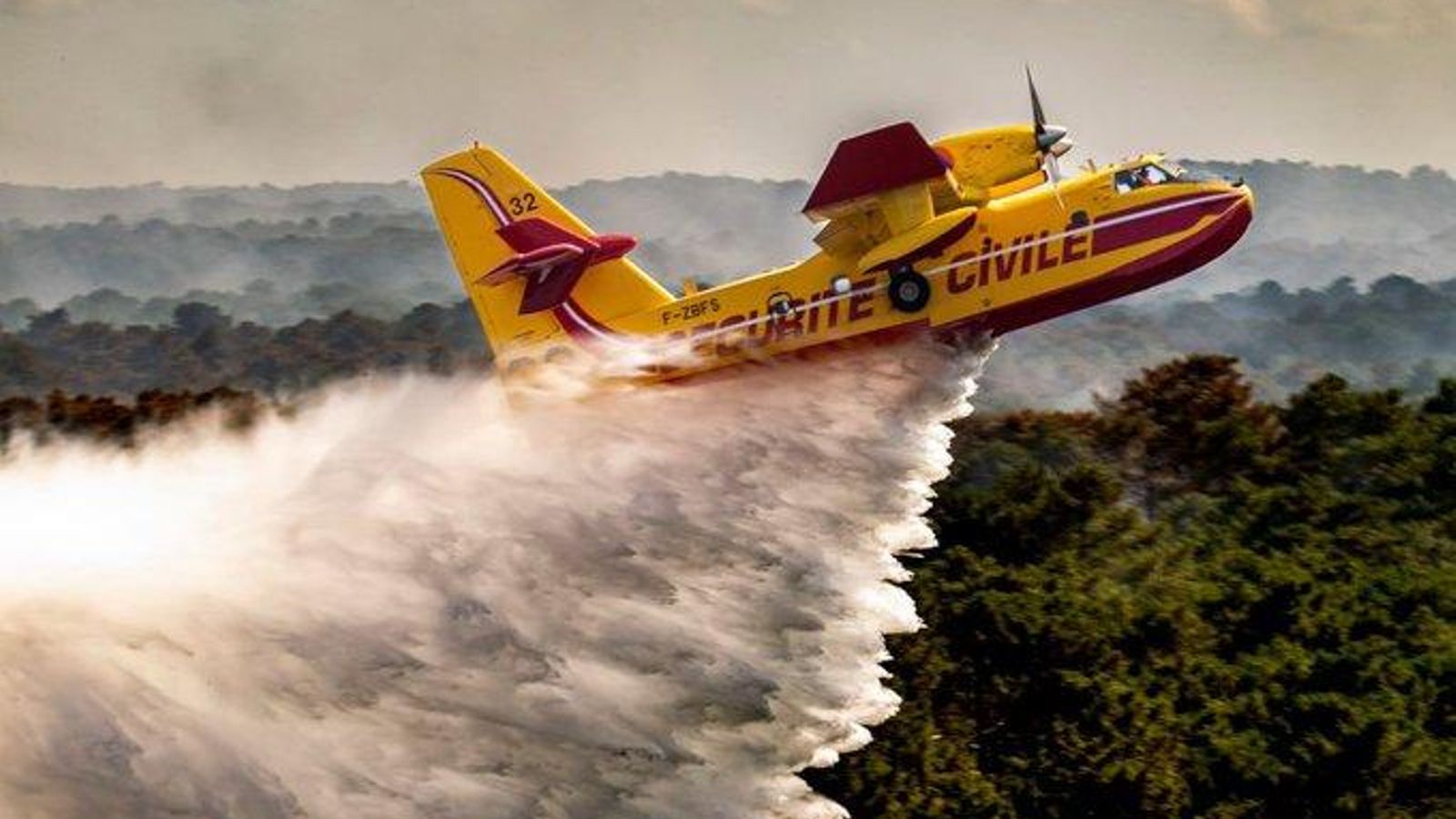 Un Bombardier Canadair CL-415 suelta su carga.