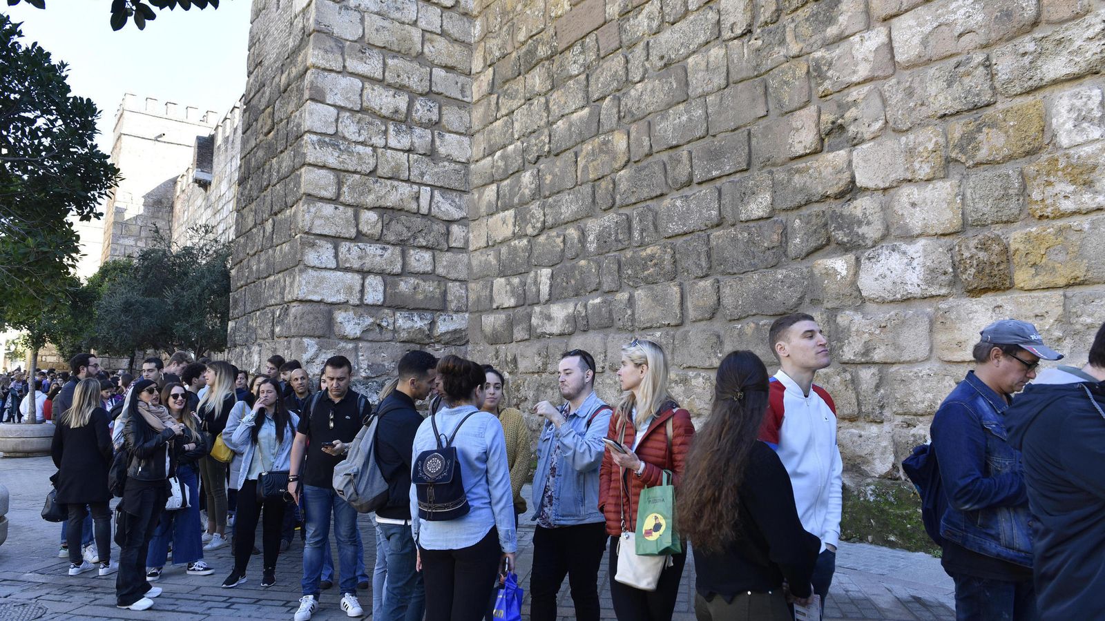 Cola de visitantes para entrar en el Alcázar.