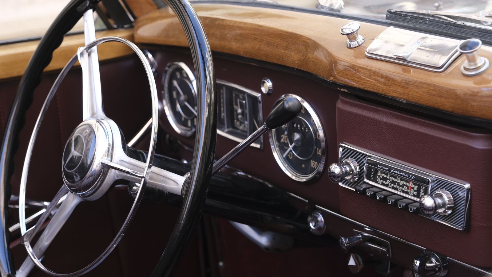 La 33 Ruta de Automóviles Antiguos toma las calles de Almería