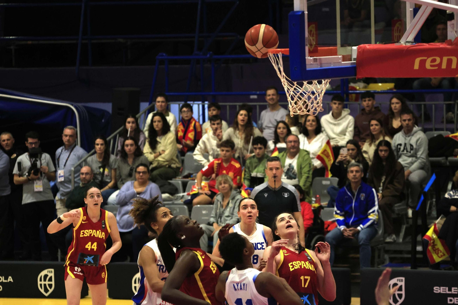 Fotos del partido y ambiente en el España-Francia del Torneo Internacional de Baloncesto Femenino en La Línea