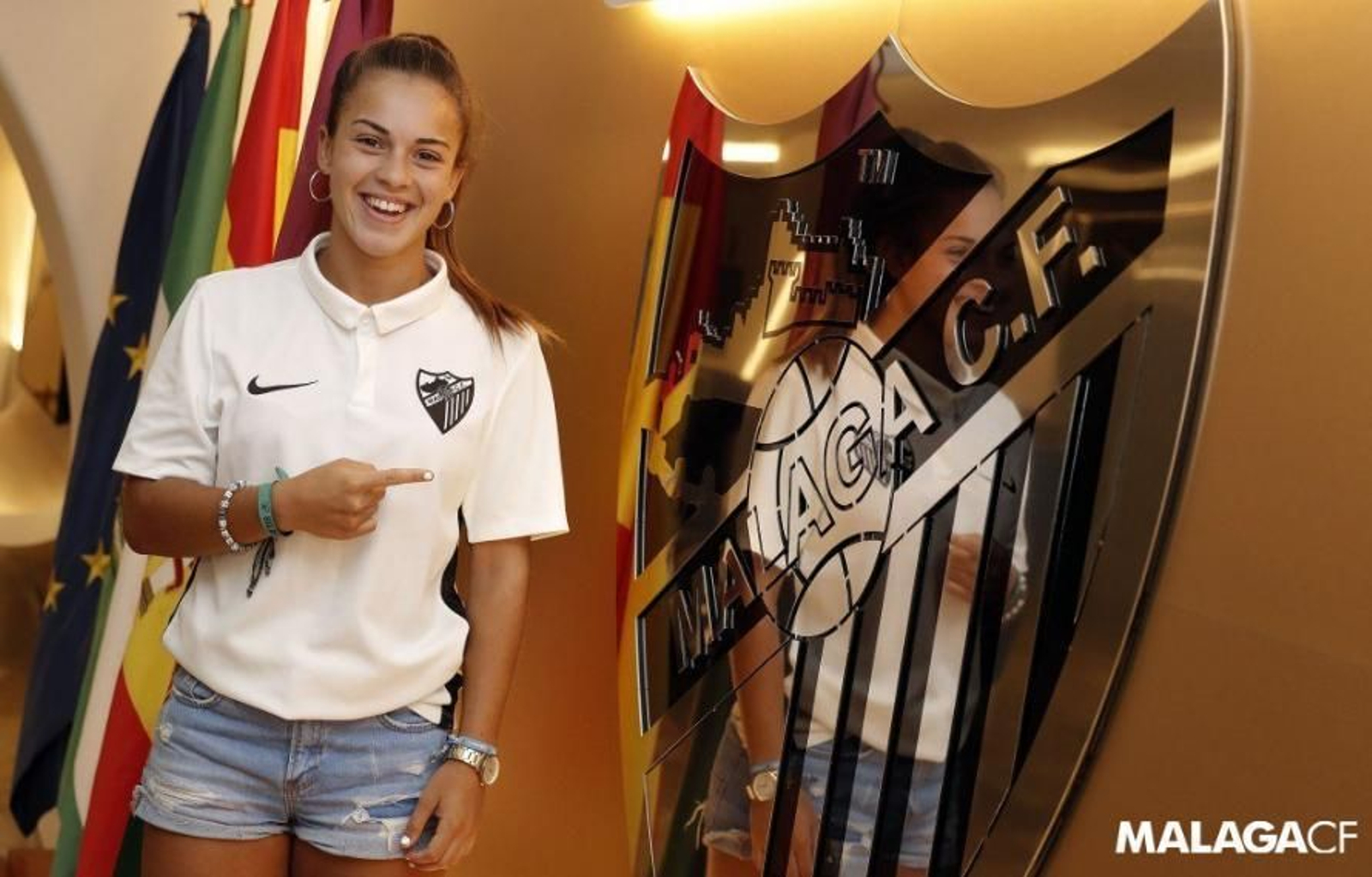 Ruth anunciando su renovación