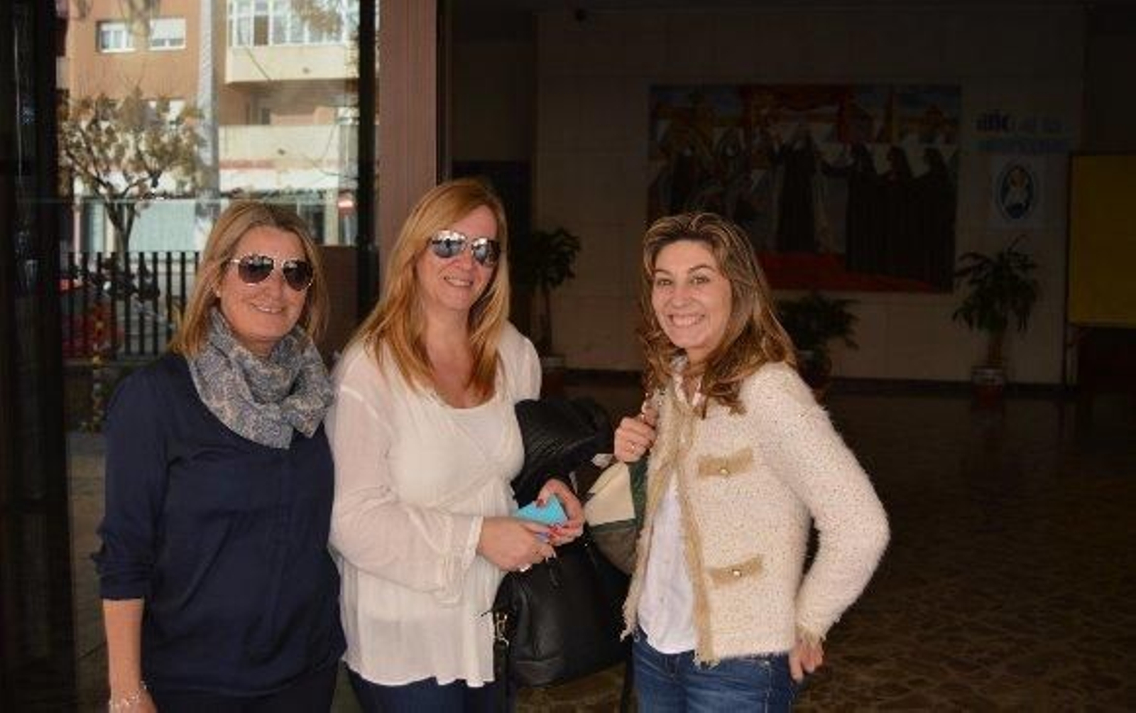 Teresa Callealta, Alicia Cornejo y María del Carmen Campo-Cossio, durante la jornada del Bocata Solidario.  Foto: Ignacio Casas de Ciria