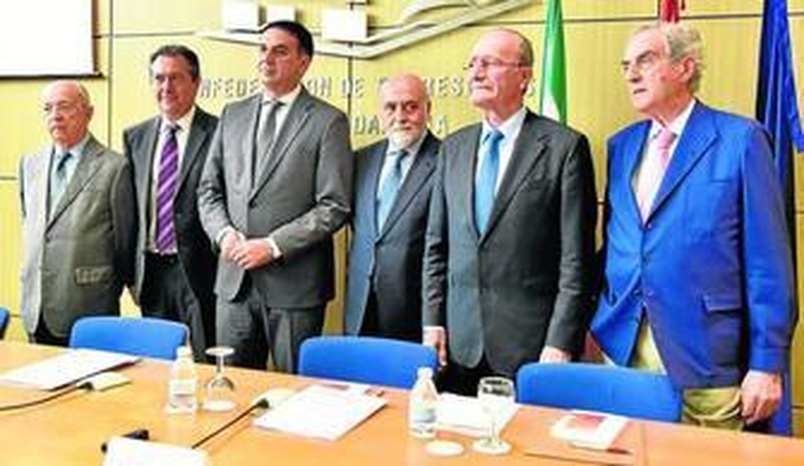 Los alcaldes de Sevilla y Málaga atienden a los medios antes de comenzar el acto en la sede de la CEA.