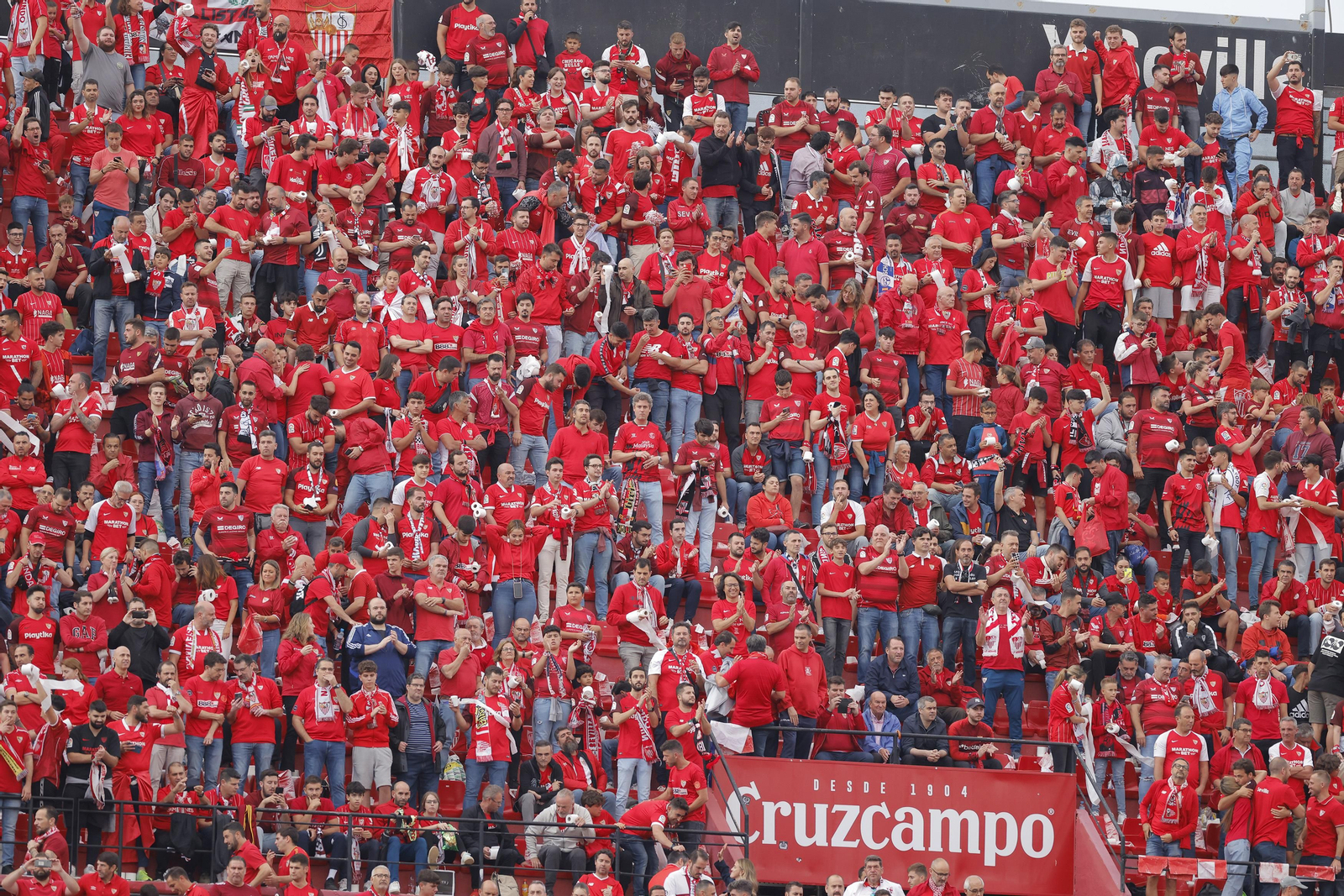 Búscate en las fotos del Sevilla-Juventus