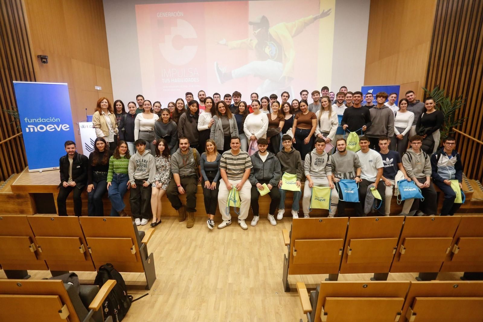Foto de familia de los participantes en la jornada organizada por la Fundación Moeve en la ETSI de Algeciras