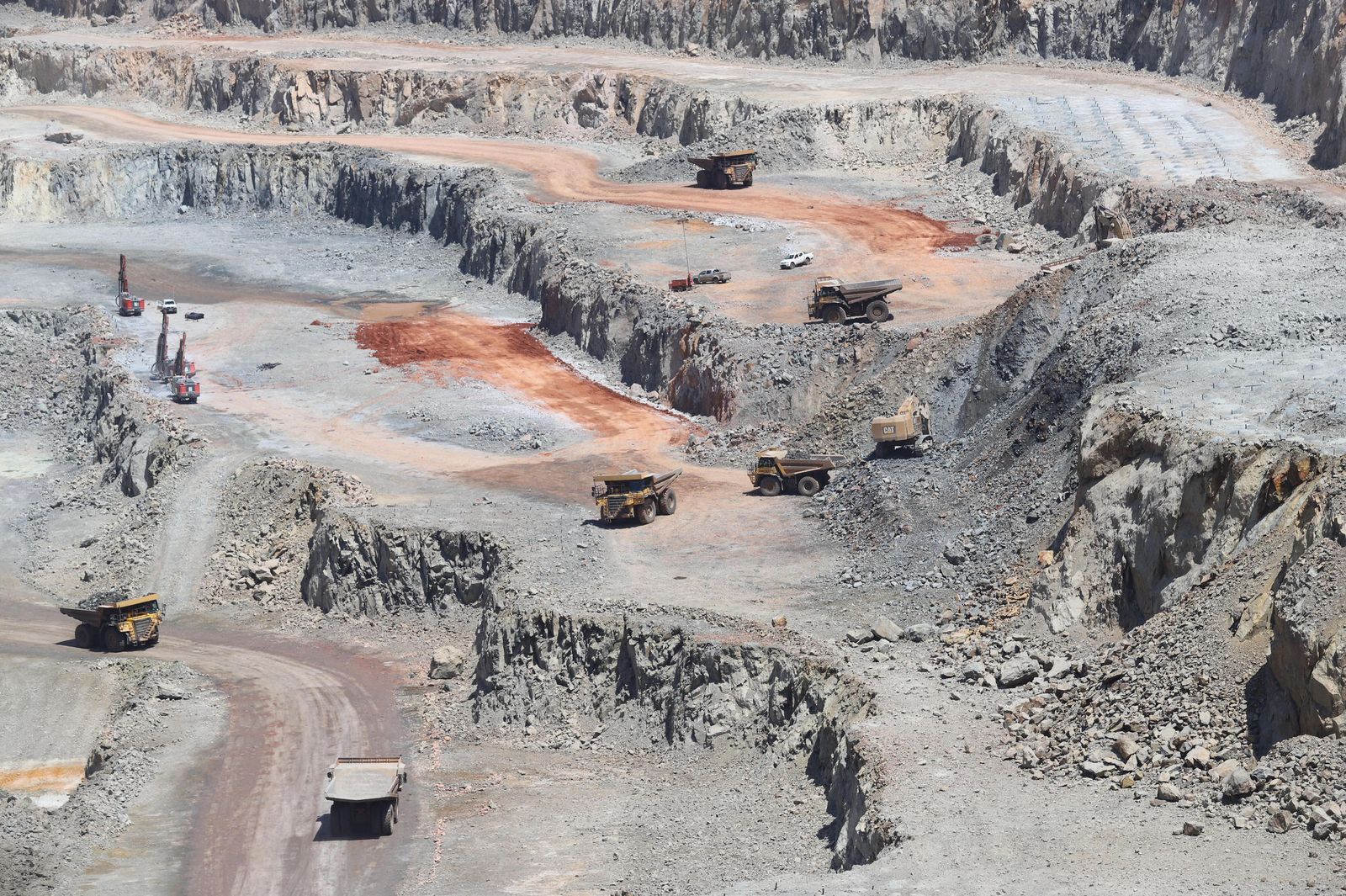 Mina de Riotinto con camiones cargando material