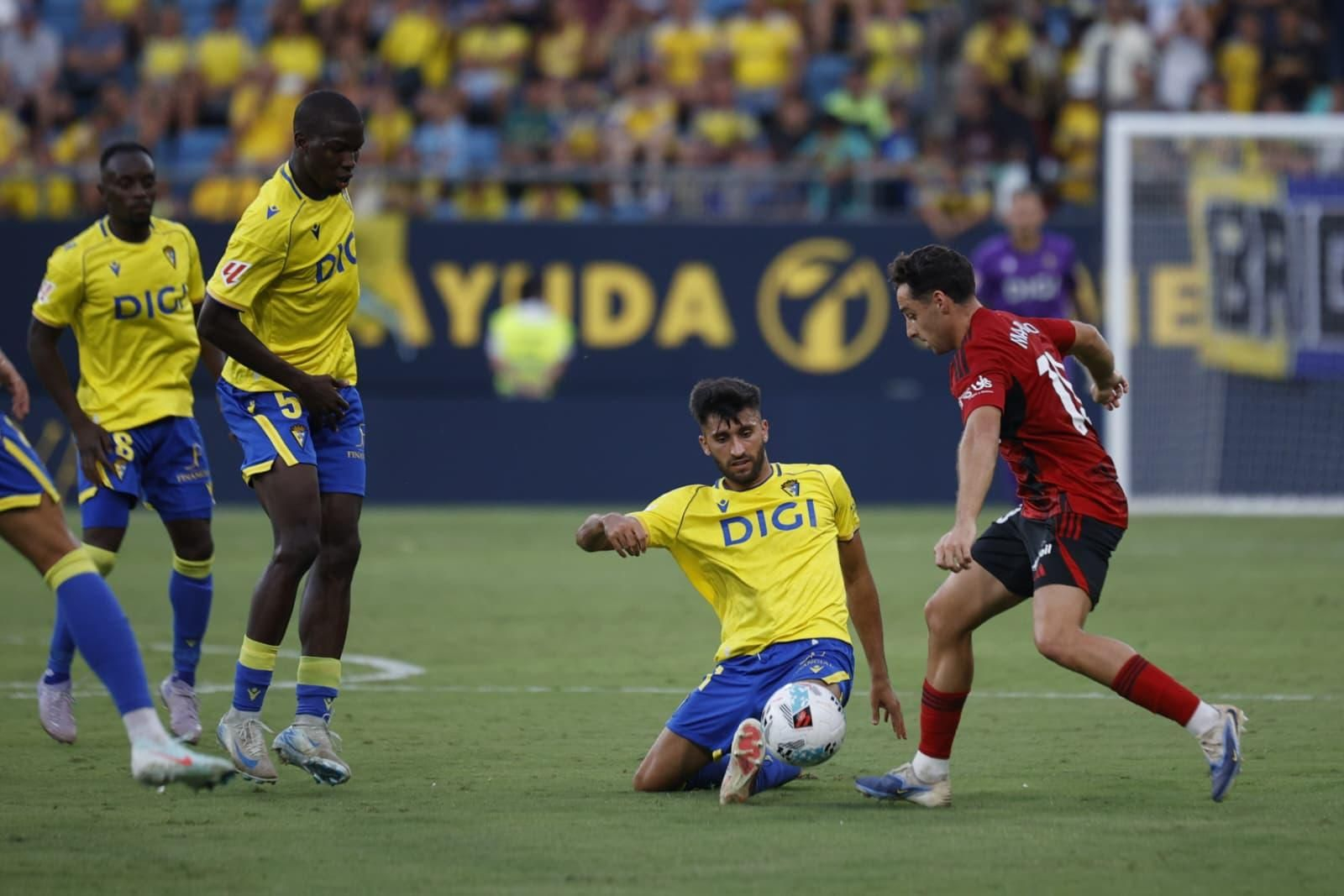 Climent despeja el balón en presencia de un rival.