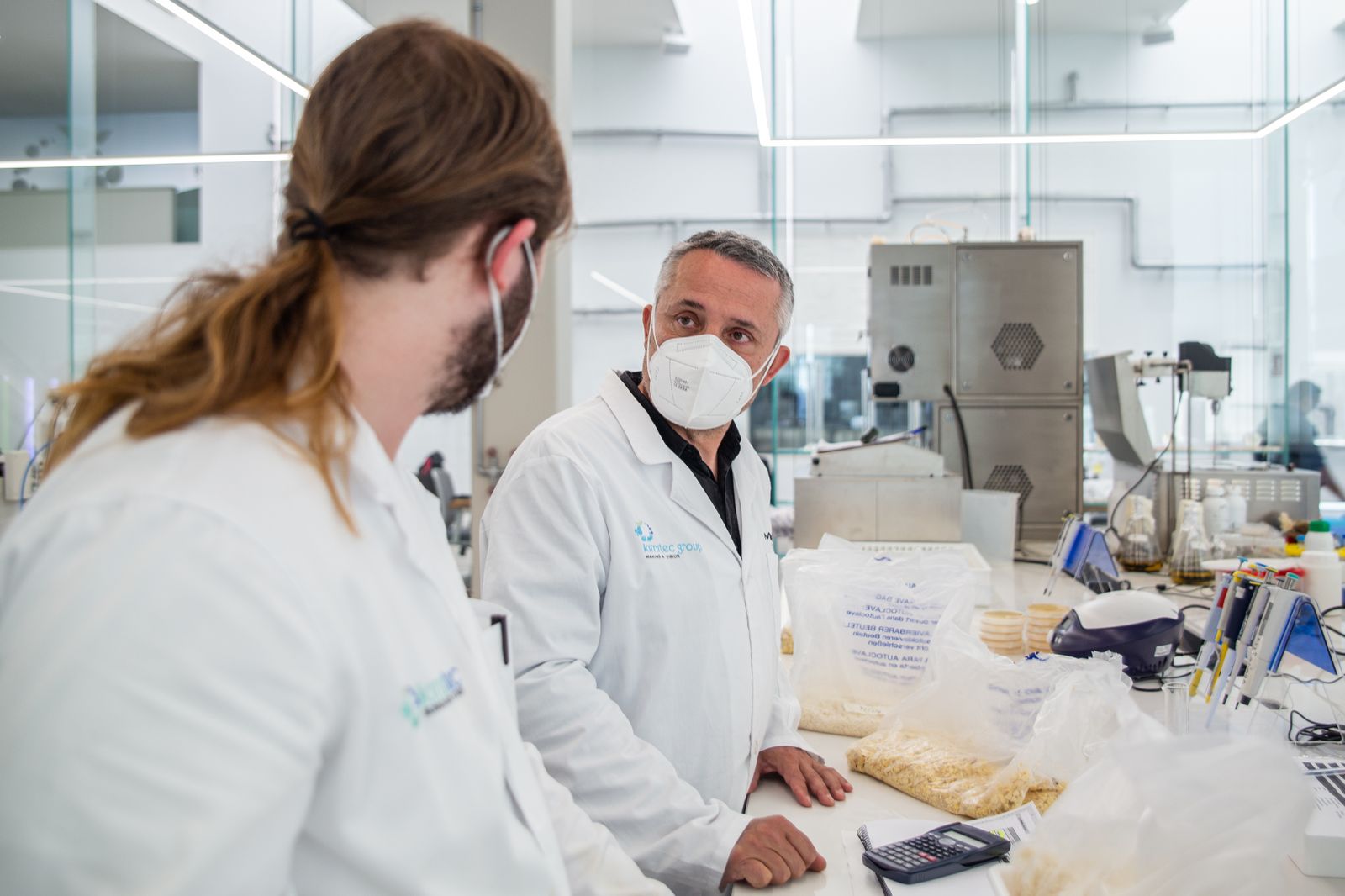 Carlos Carricajo en el laboratorio con los compañeros.
