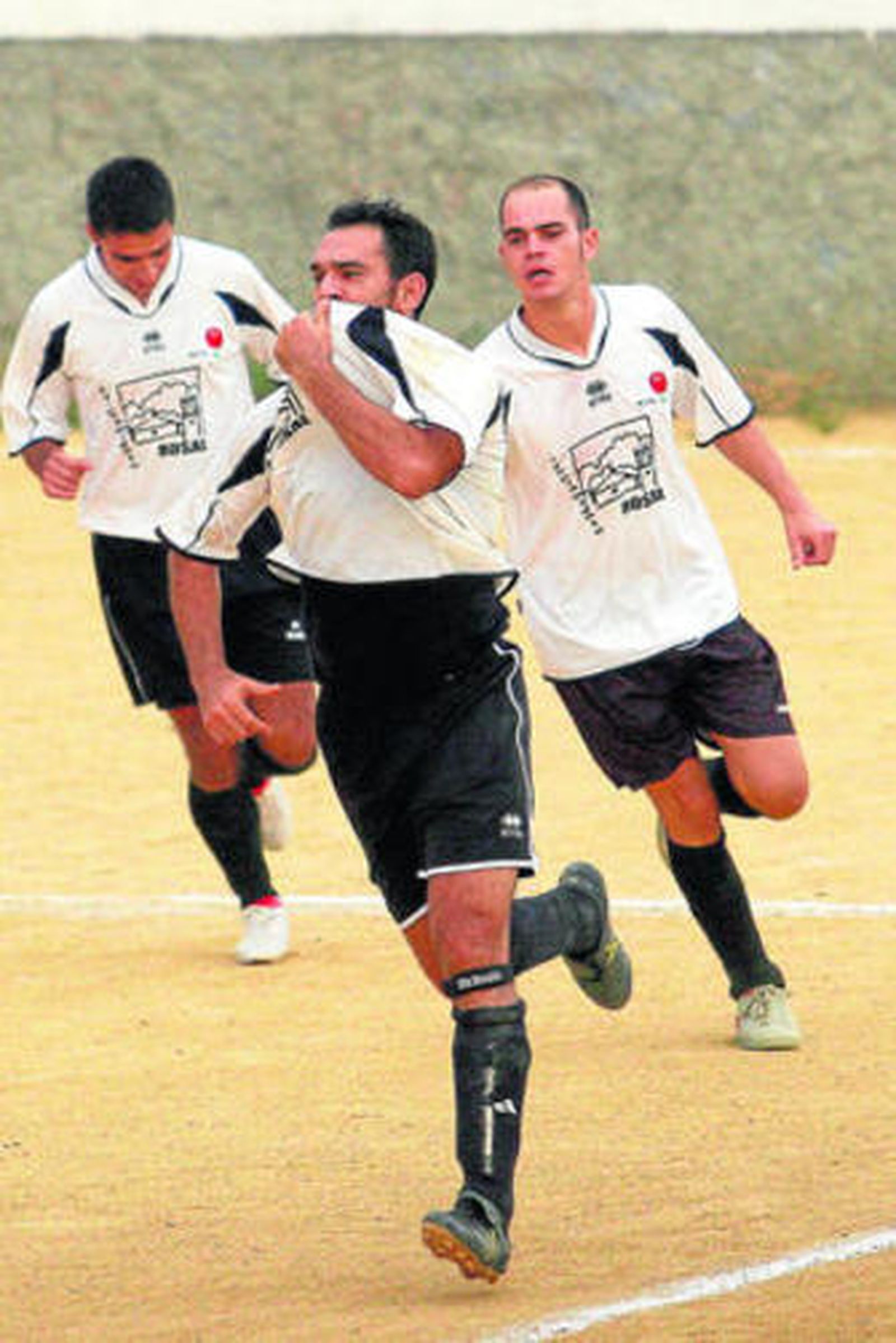 El local Jaime celebra el primer gol del Rosal ayer.