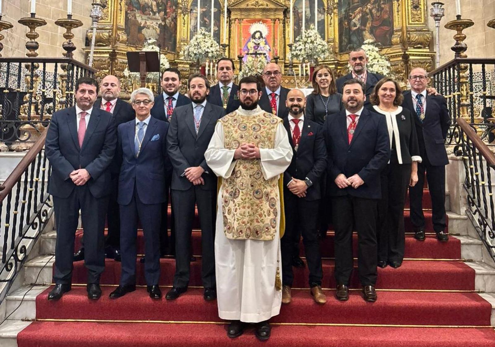 La nueva junta de gobierno con representantes de otras hermandades y del Ayuntamiento jerezano.