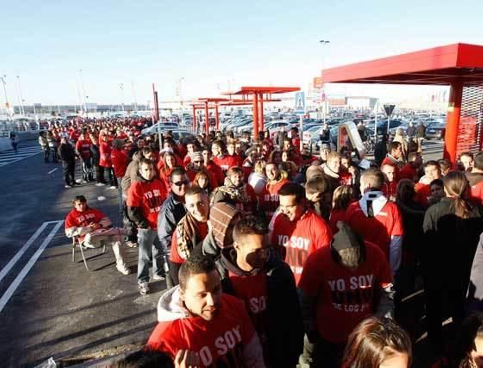 Numeroso público espera para entrar en Urende.  Foto: juan carlos toro
