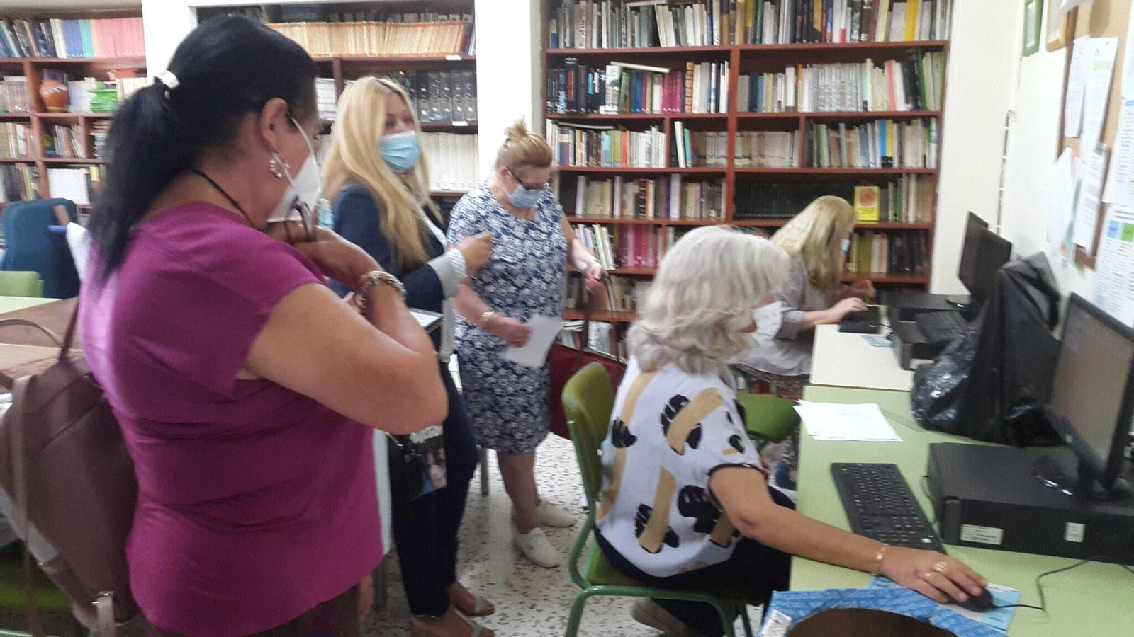 Alumnas del CEPER Victoria Alba, realizando una actividad hace unos días. Alumnas del CEPER Victoria Alba, realizando una actividad hace unos días.