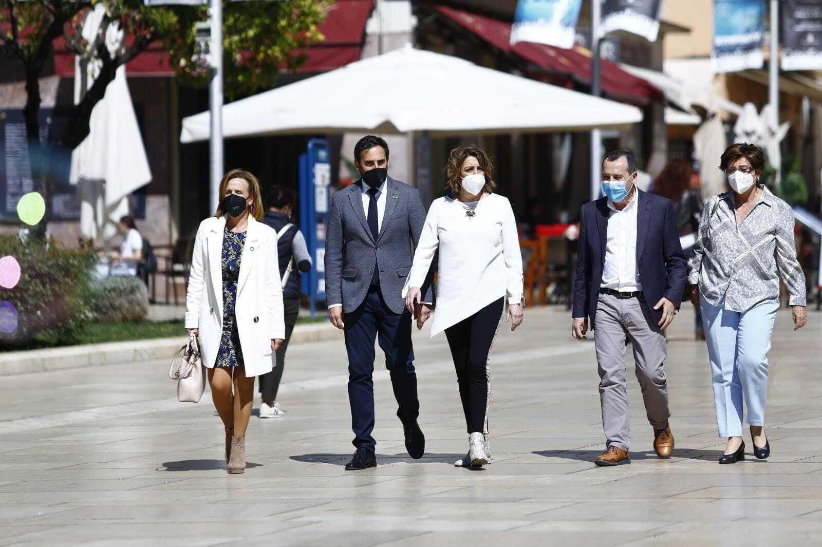 Susana Díaz y Dani Pérez rodeados de secretarios del partido socialista.