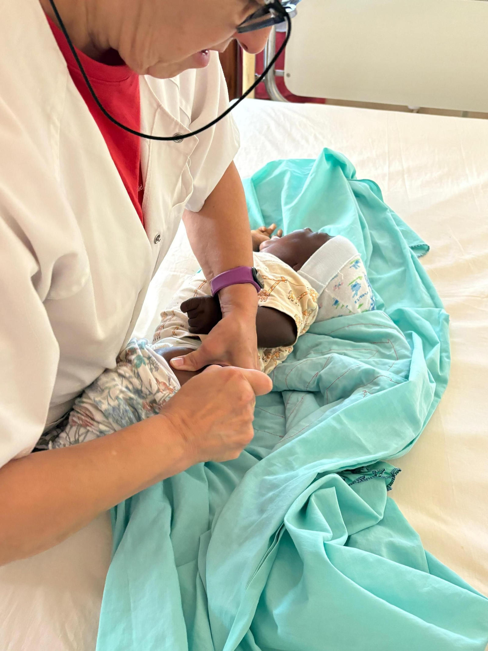 La enfermera Adoración Muñoz en un proyecto de la ONG SED en Costa de Marfil