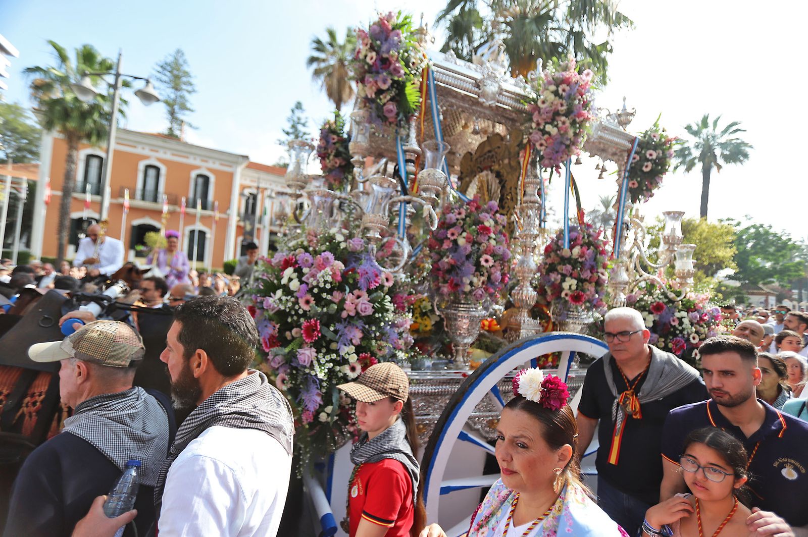 El Rocío 2023: Imágenes de la Hermandad de Emigrantes en su salida de Huelva