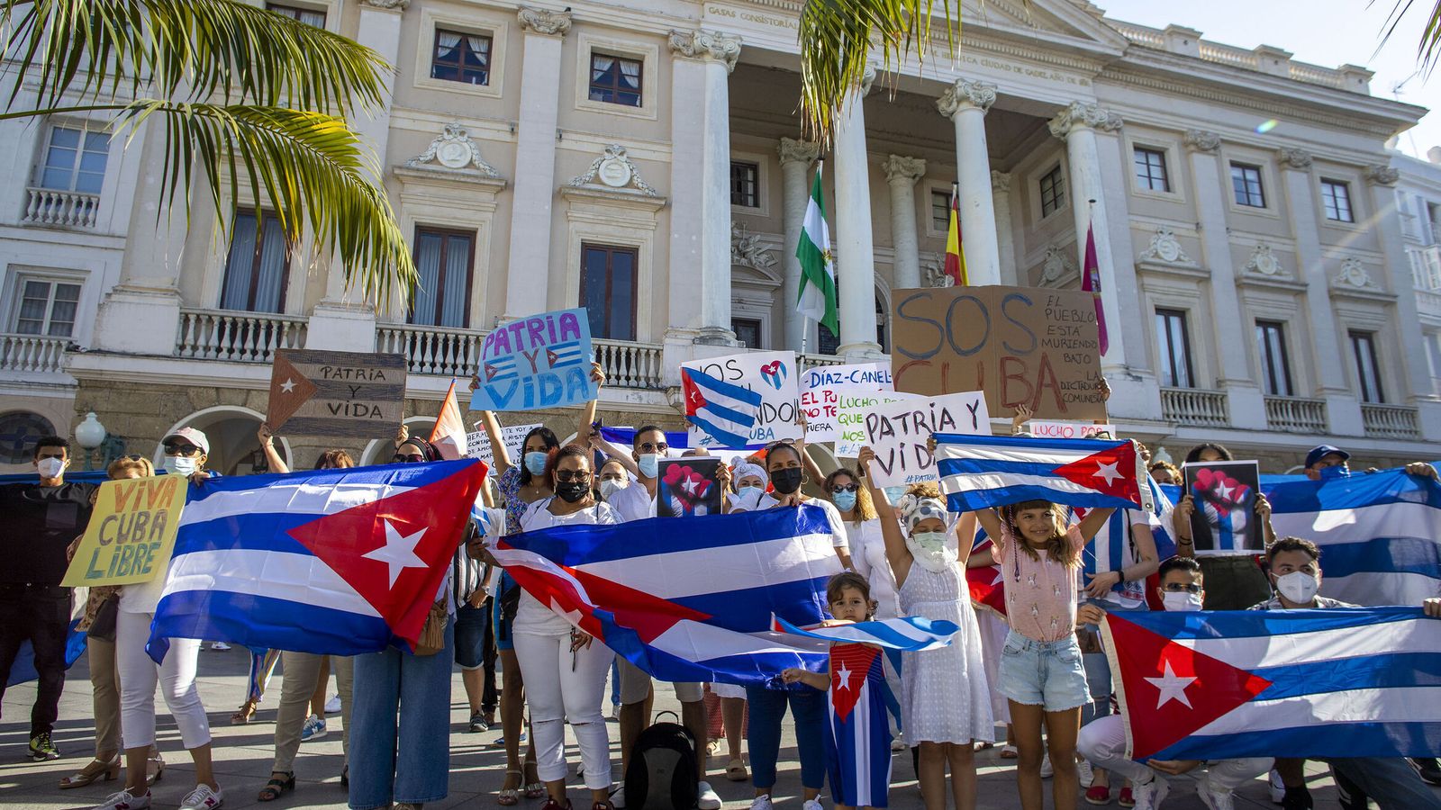 Los manifestantes cubanos, en el Ayuntamiento.